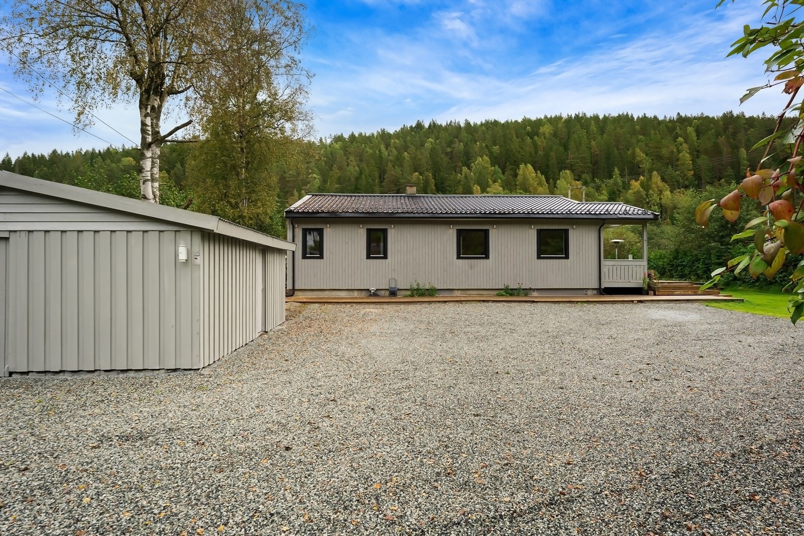 Gruslagt innkjørsel med frittstående kjøleskap. Galleribilde