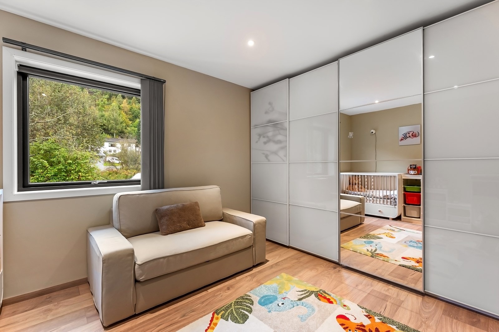 Montert skyvedørsgarderobe. Galleribilde