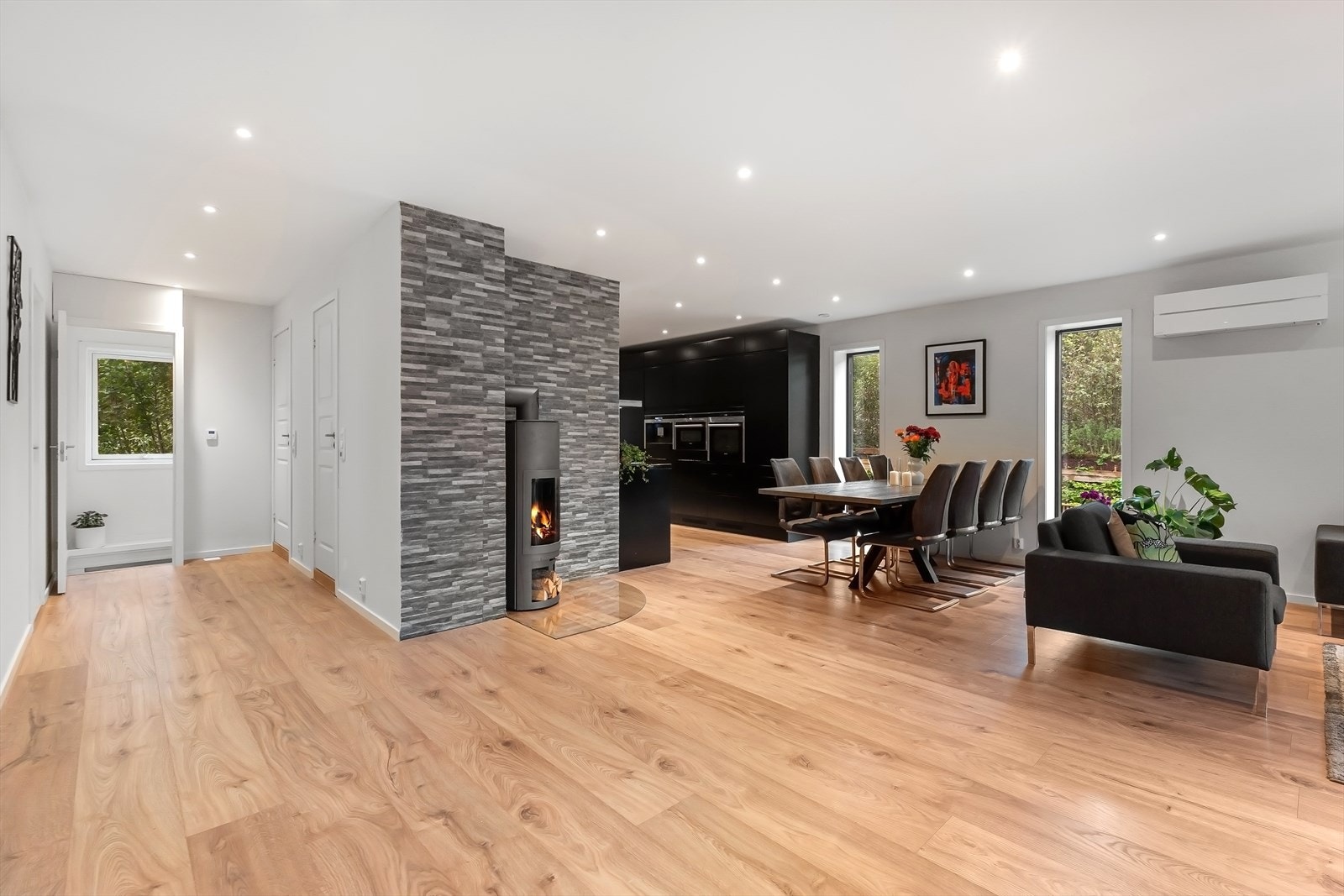 Utstrakt bruk av downlights. Galleribilde