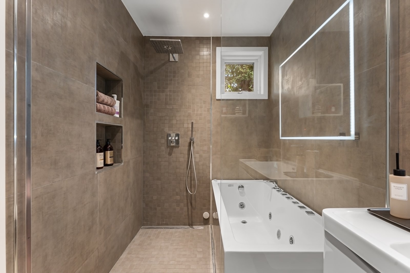 Åpen dusjnisje og frittstående badekar. Galleribilde