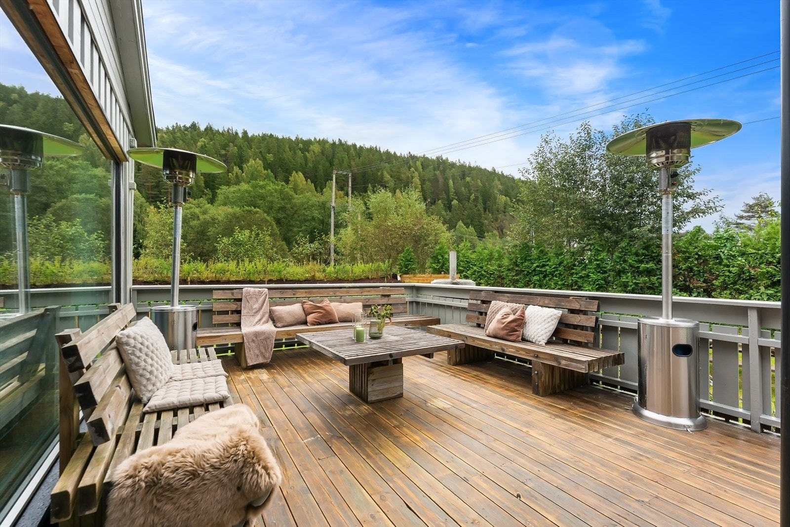 Opparbeidet tomt med stor hage og flere boltreplasser. Galleribilde