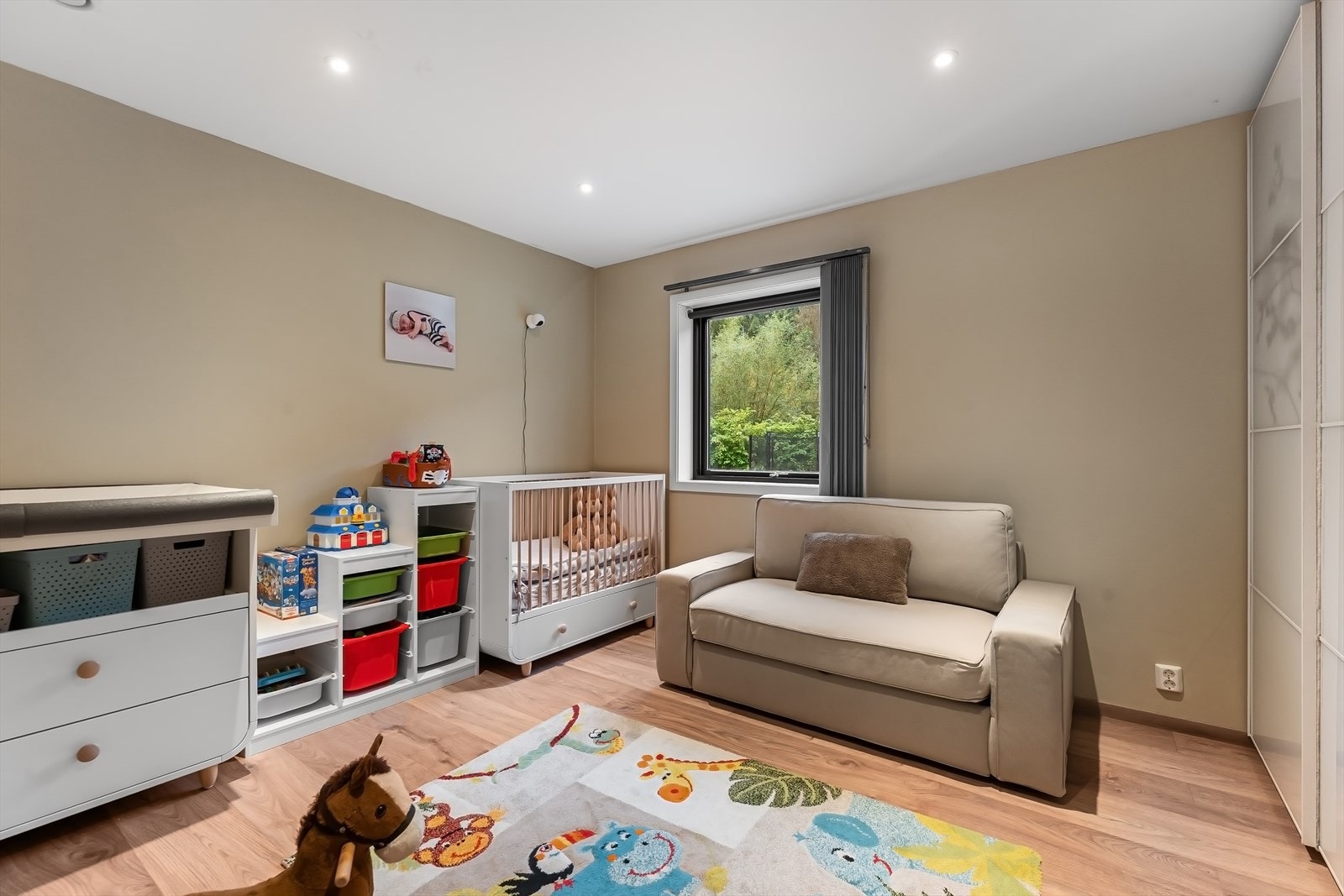 Rommene er av god størrelse og egner seg godt som barnerom, gjesteværelse eller kontor. Galleribilde