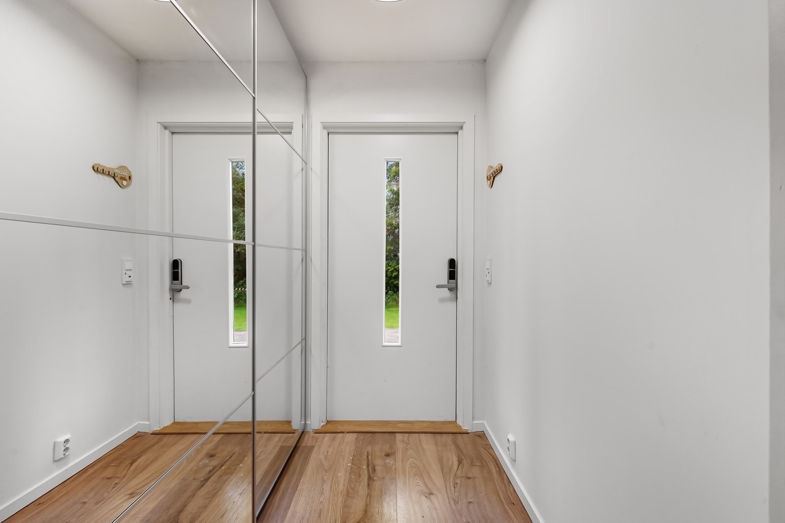 Entré med stor skyvedørsgarderobe. Galleribilde