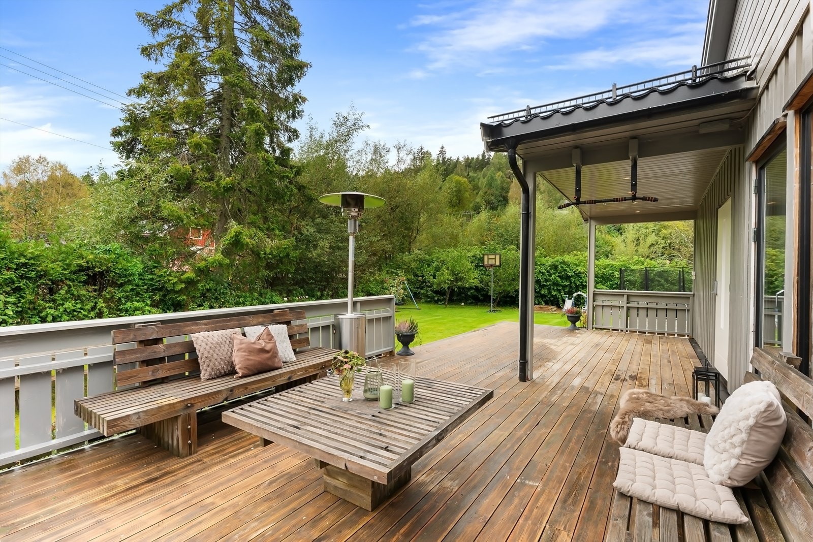 Tomten er romslig og pent opparbeidet, med både vest- og sørvendte uteplasser på til sammen ca. 83 kvm. Galleribilde