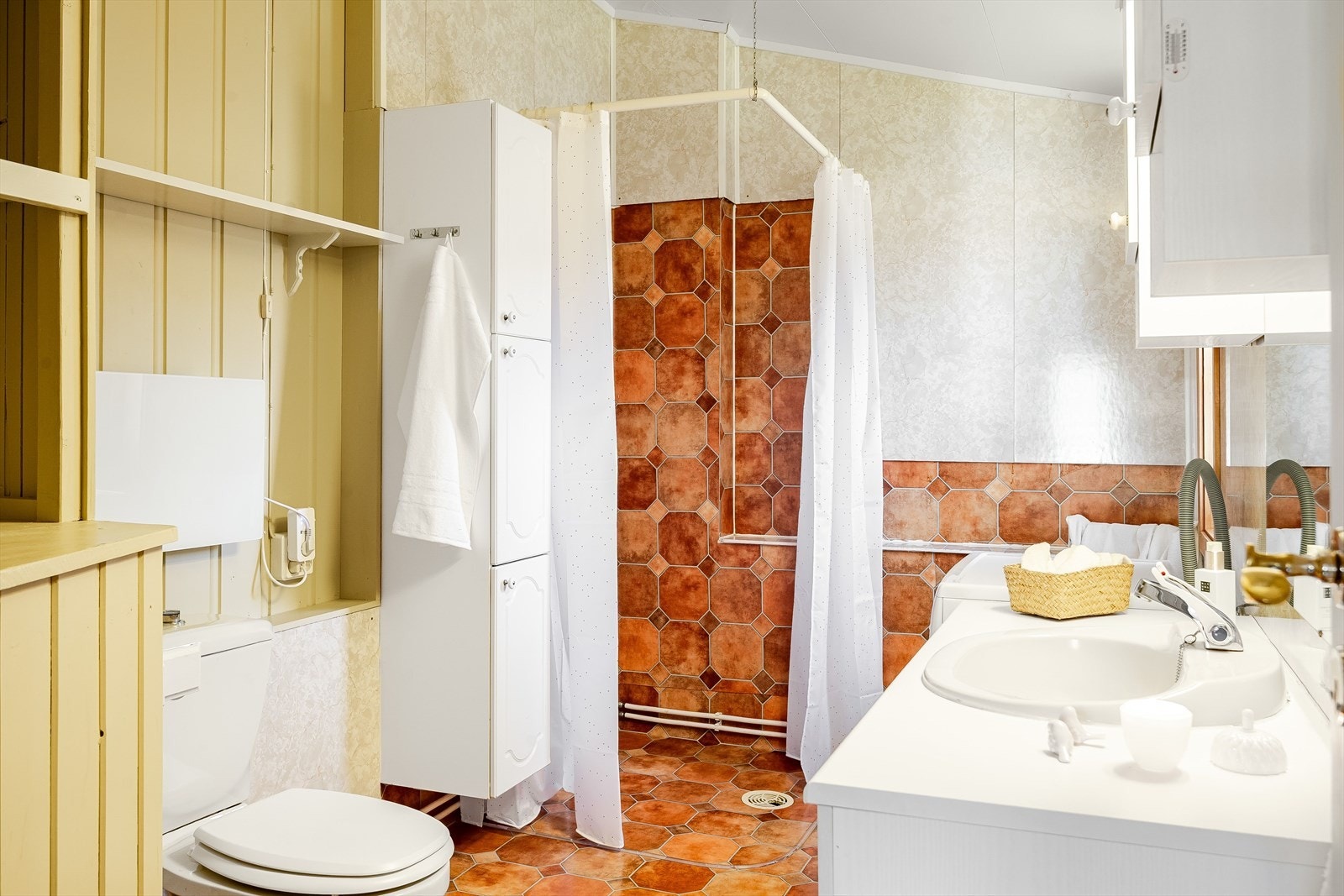 Eldre bad/vaskerom antatt fra tilbyggingsåret. Baderommet har fått TG3 i tilstandsrapporten og må oppgraderes for å tåle normal bruk etter dagens krav. Det anbefales at baderommet totalrenoveres. Galleribilde