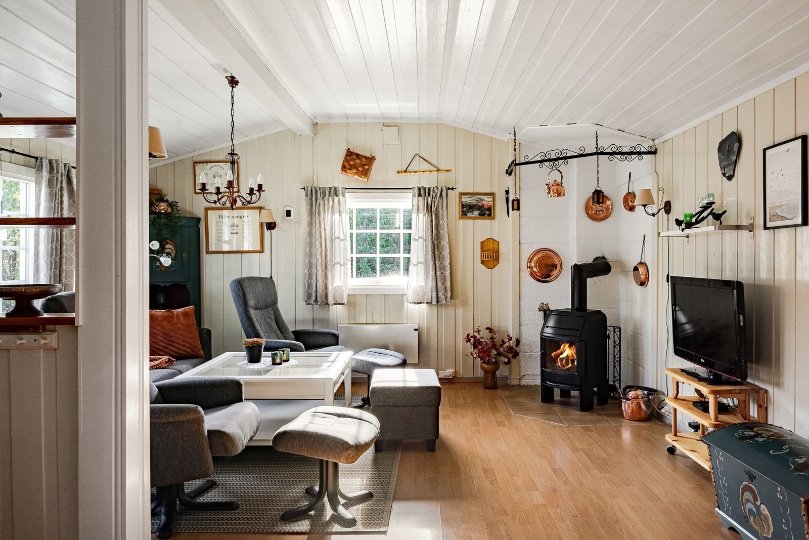 Stuen er det naturlige oppholdsrommet i hytta, og er et lyst og koselig rom for både avkobling og hygge. Galleribilde