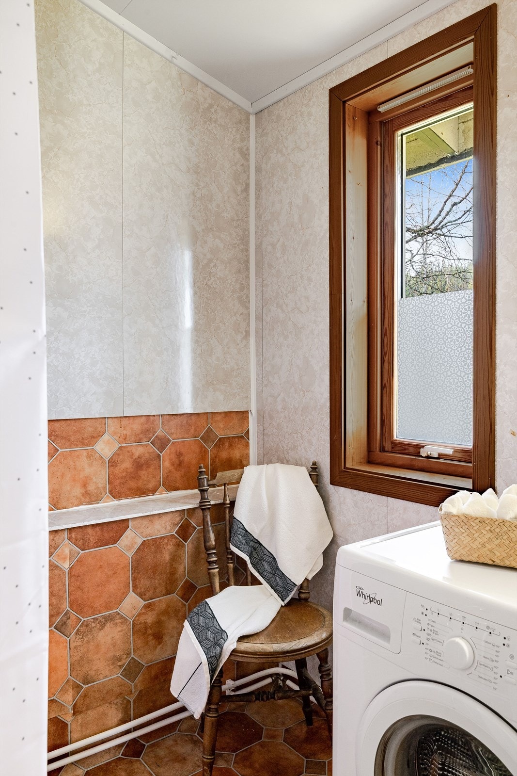 Baderommet har våtromsbelegg på gulv og overflater med malt panel, våtromsplater og vinylbelegg. Oppvarming med panelovn og ventilasjon igjennom el.vifte og vindusventil. Galleribilde