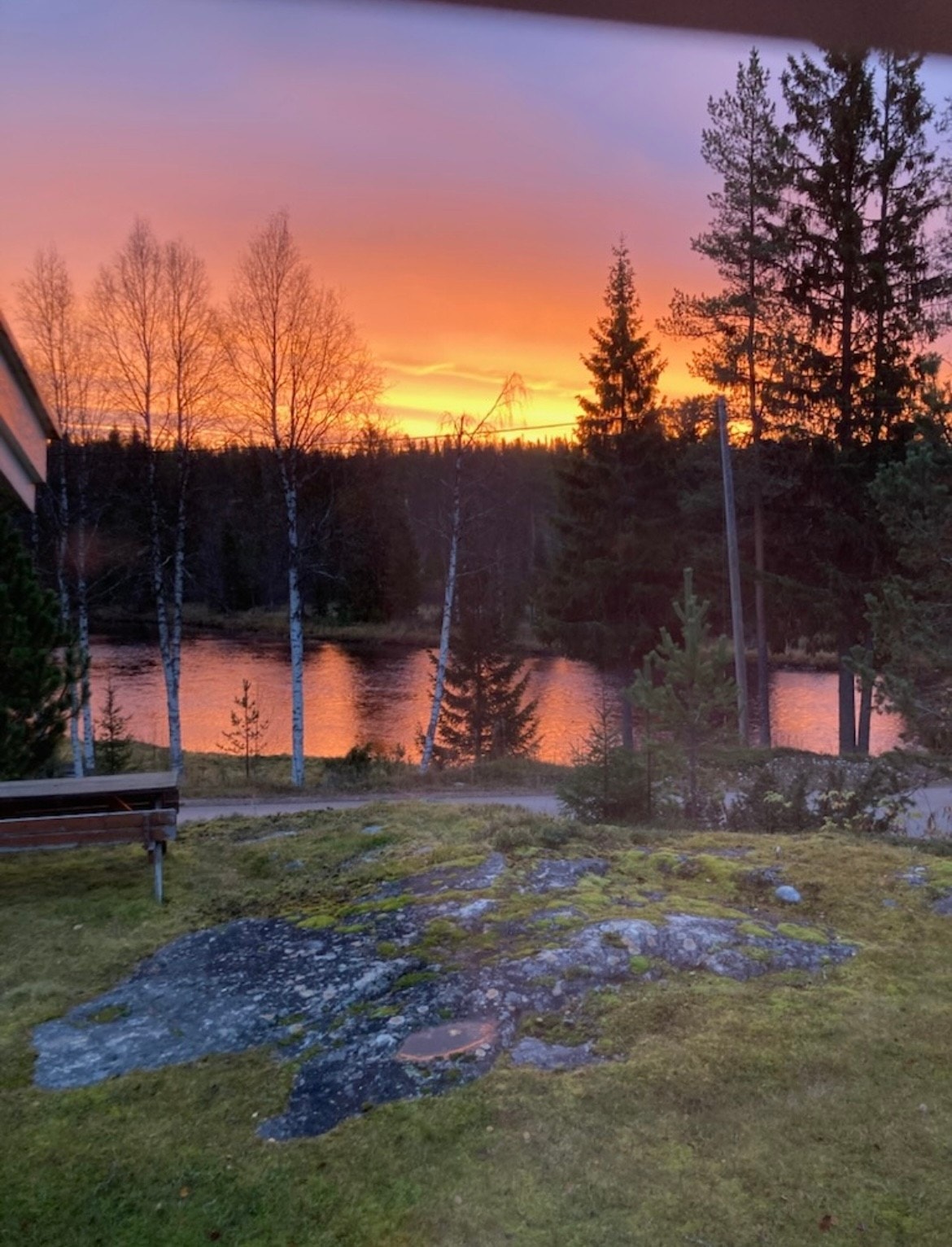 Solnedgangen over vannet gir et vakkert skue fra hytta, med farger som speiler seg i vannet. (selgers private bilde) Galleribilde