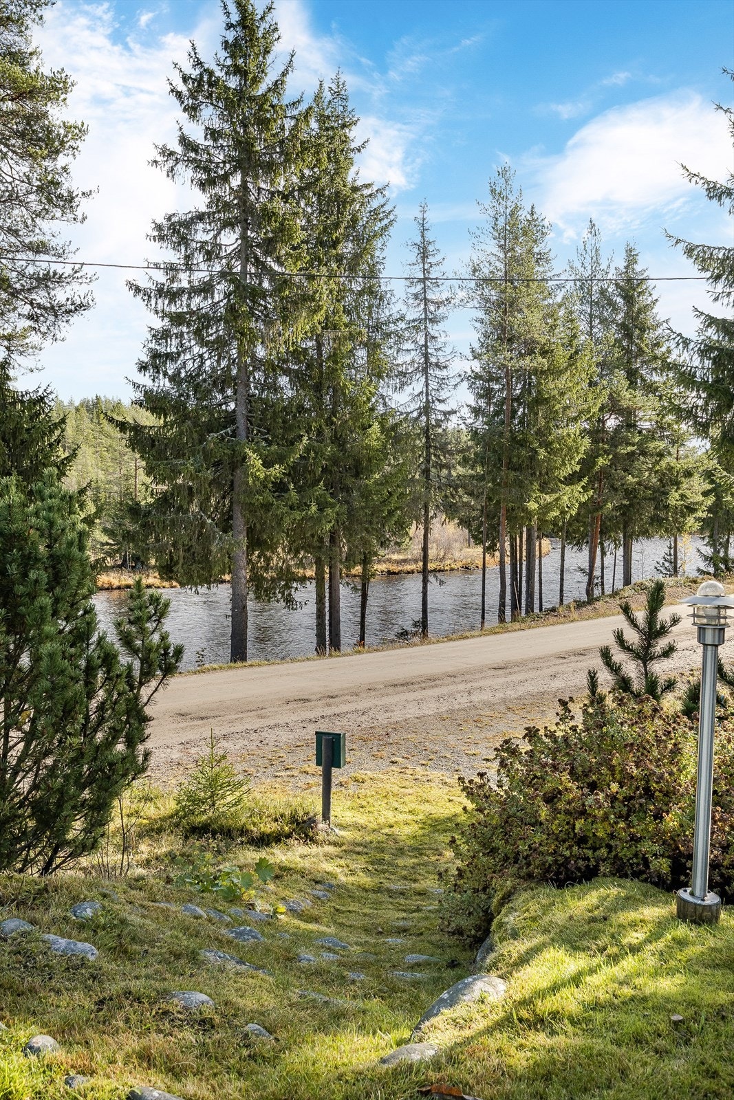 Tomten på ca. 2 763,5m² består av to teiger som ligger på hver side av veien, og byr på romslige uteområder med flotte naturkvaliteter. Galleribilde