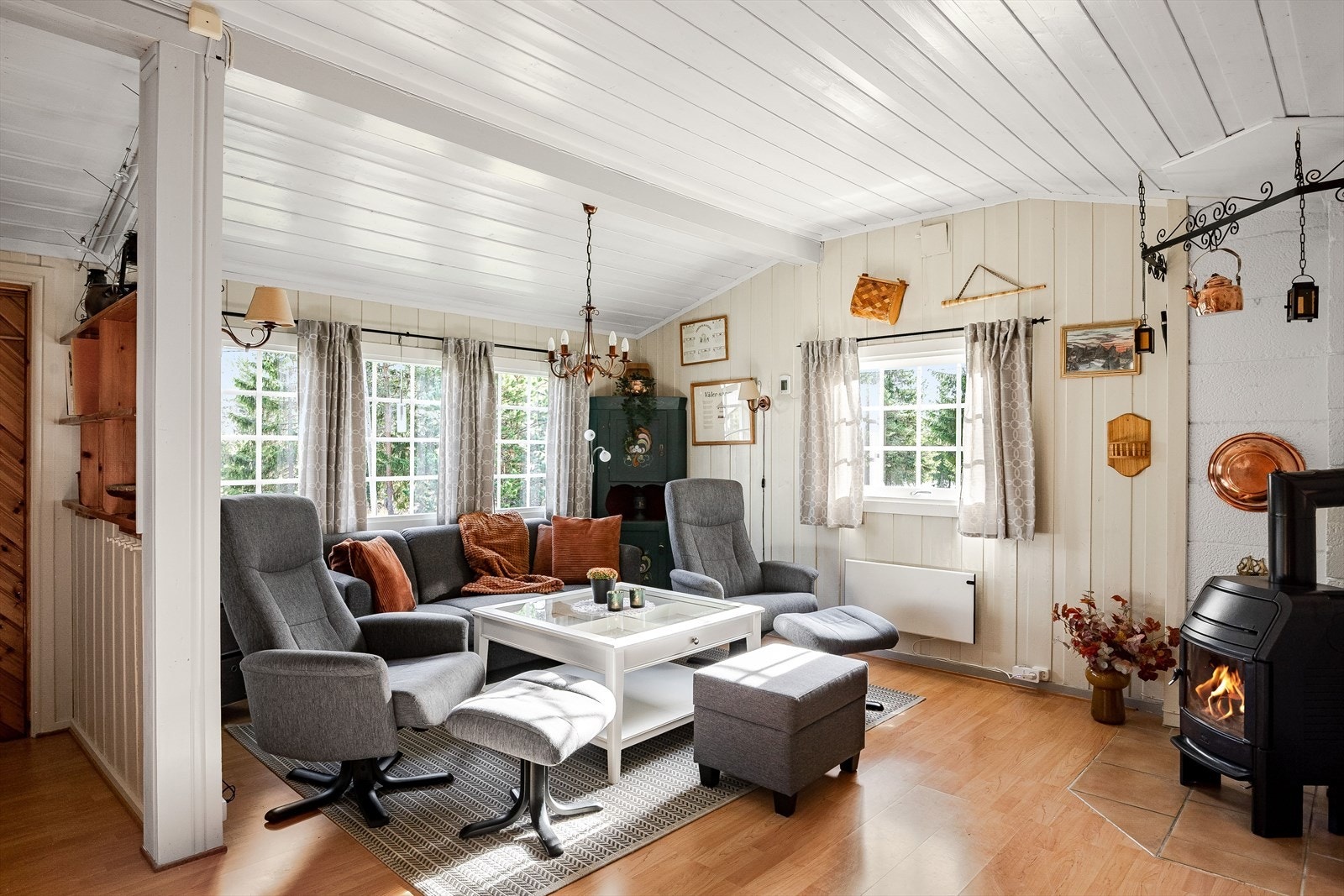 Stuen er møblert med bla. sofa, lenestoler og sofabord. Hytta selges delvis møblert. Galleribilde