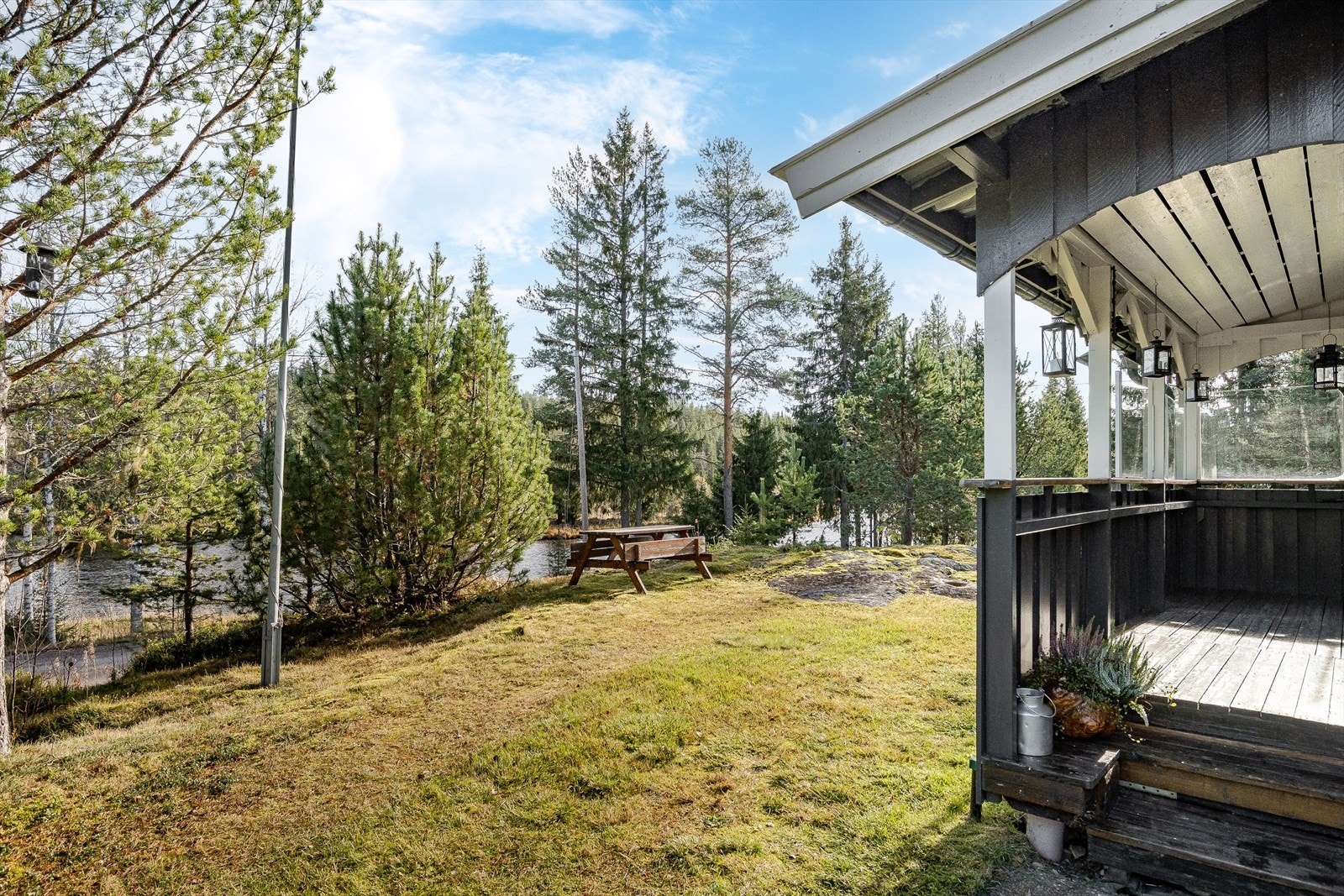 Hytta har en fin og fredelig beliggenhet i vakre omgivelser ved Nordre Osa i Åmot kommune. Her får du et ekte friluftsparadis - omgitt av skog, natur og stillhet. Galleribilde