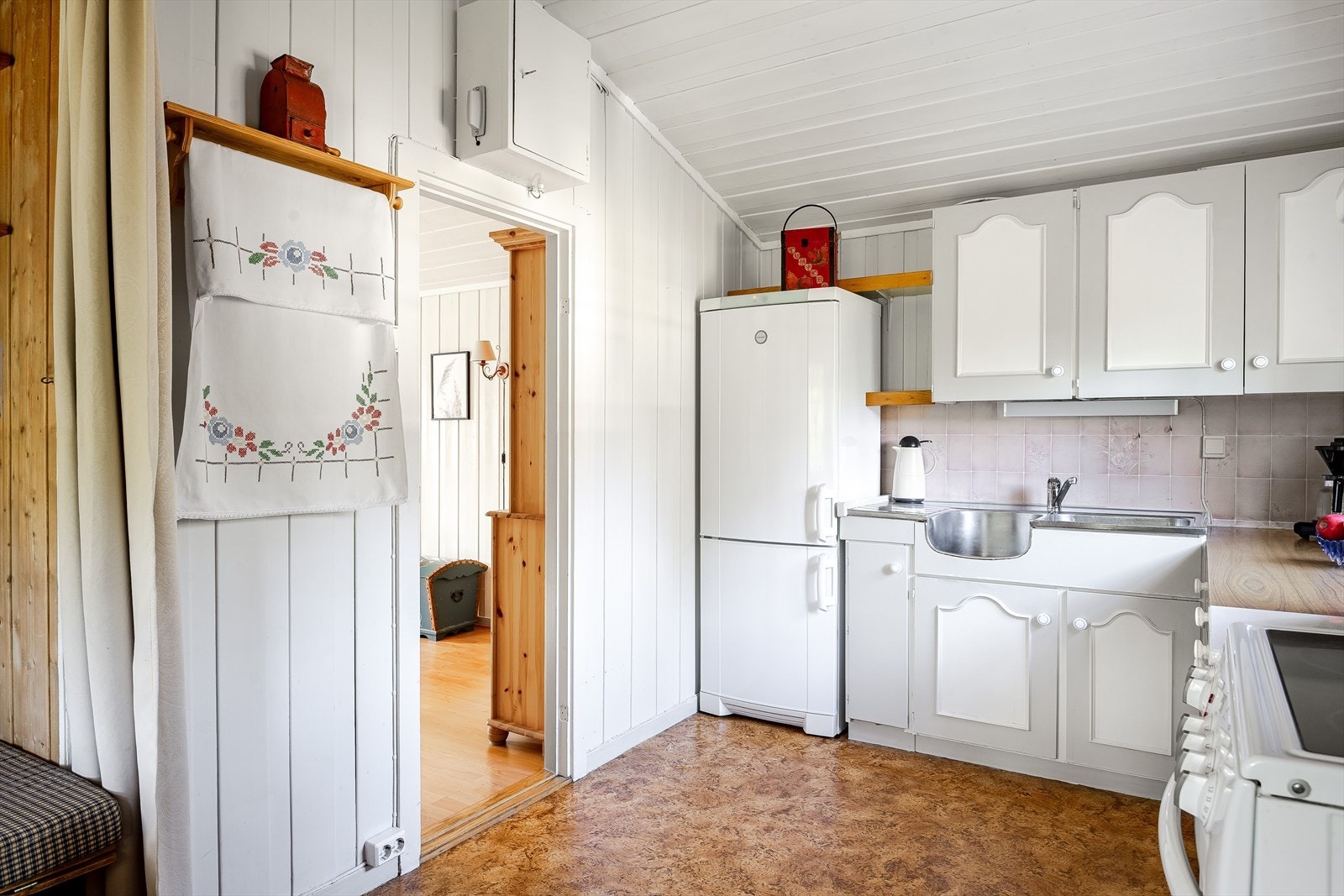 Sikringsskap med skrusikringer (porselensikringer) montert på vegg på kjøkken. Det elektriske anlegget ble sist gang kontrollert den 06.07.2021, uten pålegg om utbedringer. Galleribilde