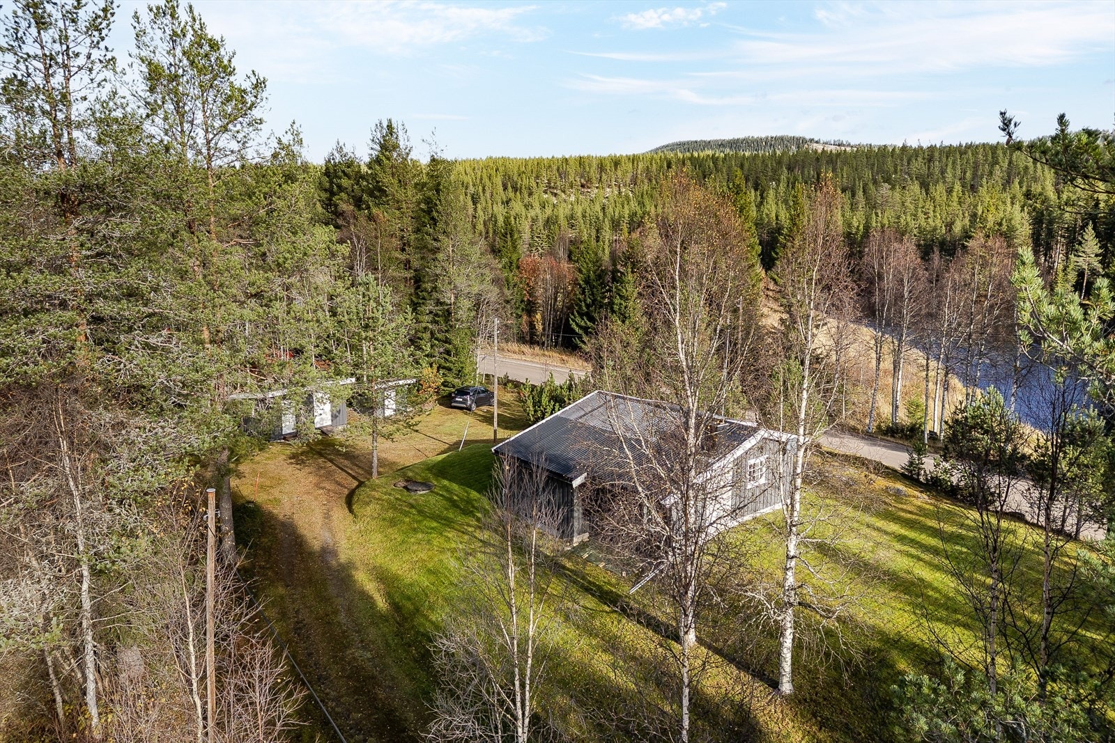 Eiendommen består av to teiger som ligger på hver side av veien, og byr på romslige uteområder med flotte naturkvaliteter Galleribilde
