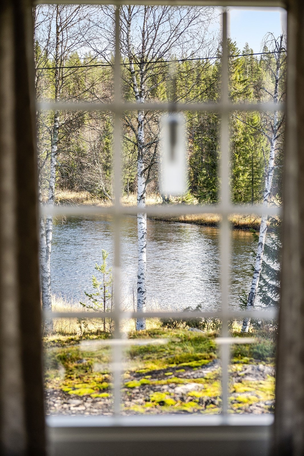 Nydelig utsikt over egen tomt mot elva. Galleribilde