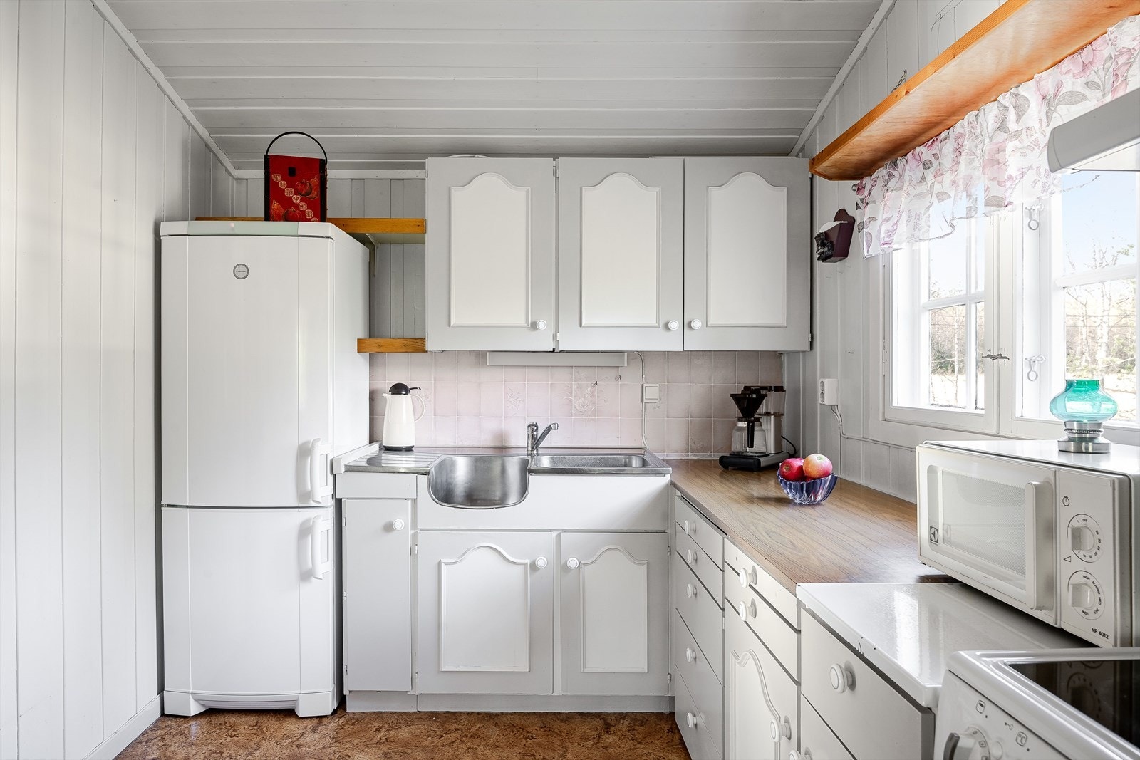 Kjøkkenet er utstyrt med medfølgende hvitevarer som komfyr, mikrobølgeovn og kjøleskap med frysedel. Galleribilde