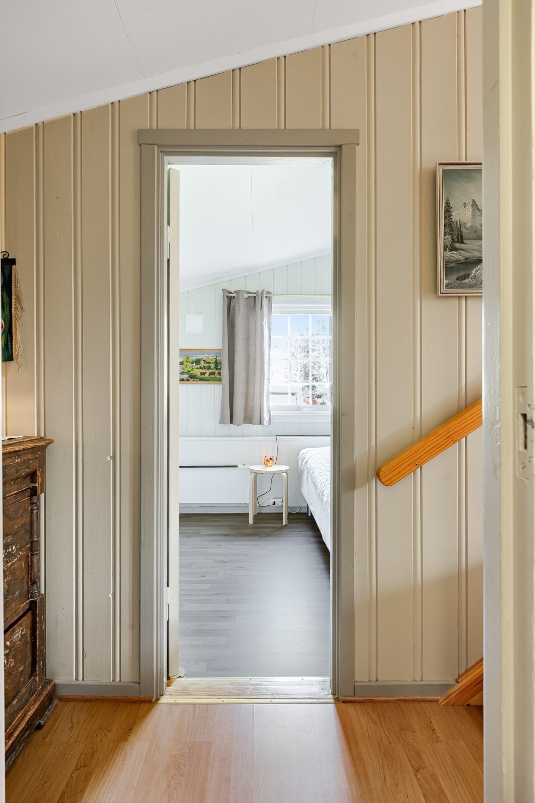 Tilbygget del med gang, soverom og bad/vaskerom. Galleribilde