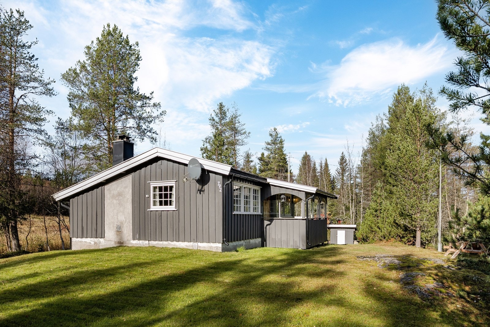 Kledningen ble overflatebehandlet sist gang i ca. 2021 og det ble montert nye takrenner og nedløp i 2015. Galleribilde