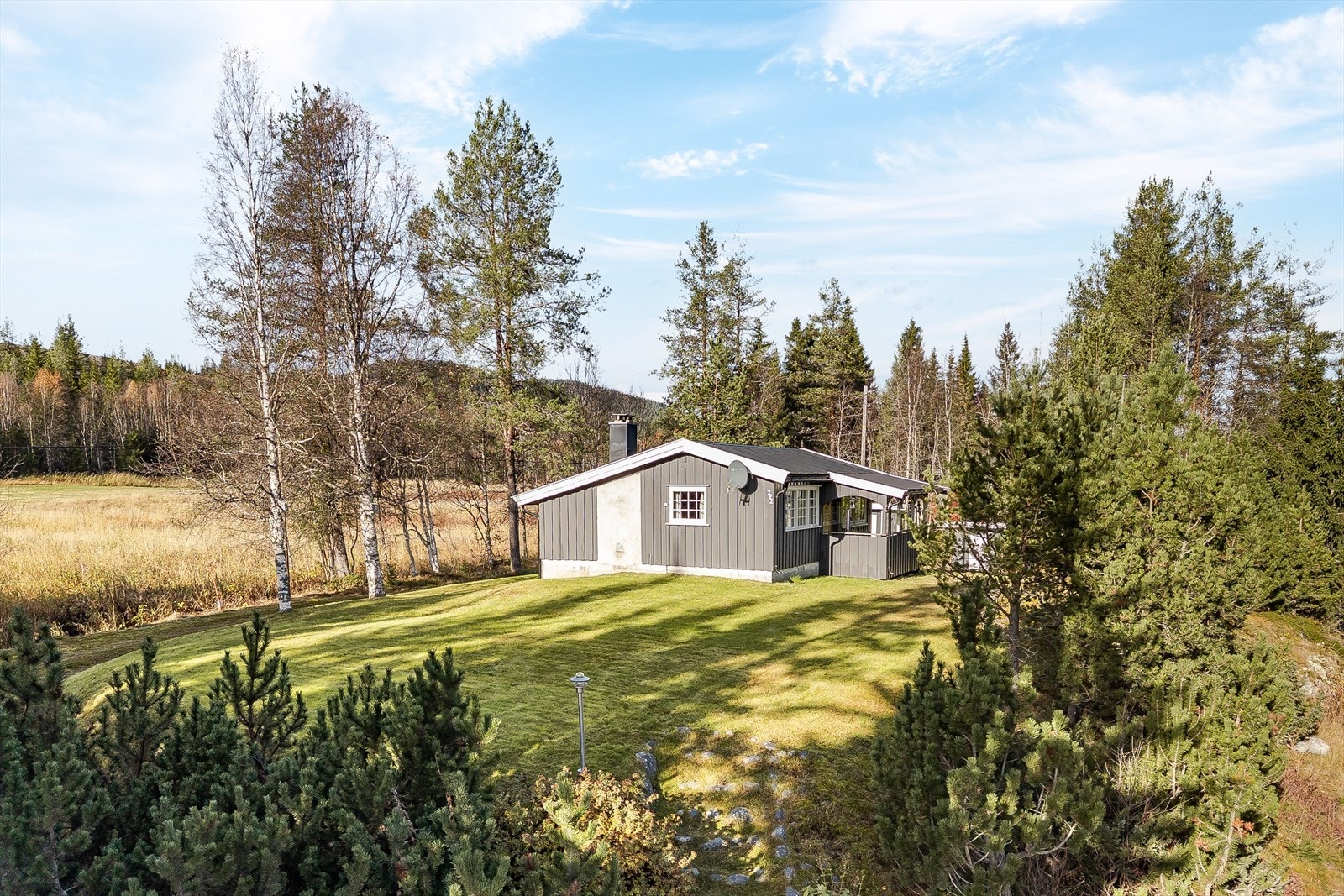 Eiendommen "Tomtebo" er bebygd med en hytte fra 1967, et anneks fra 2012/13 og en vedbod fra ca. 2000. Galleribilde