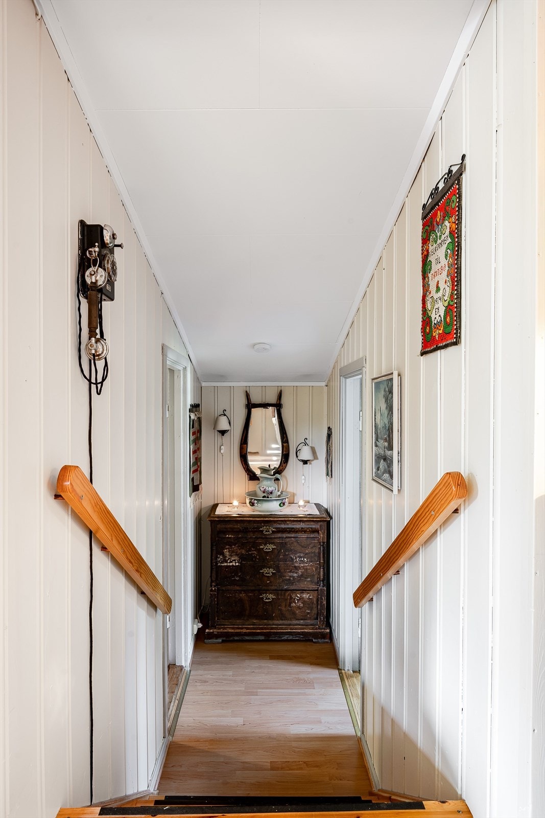 Fra stuen er det trapp ned et halvplan til tilbygget del mot vest. Galleribilde