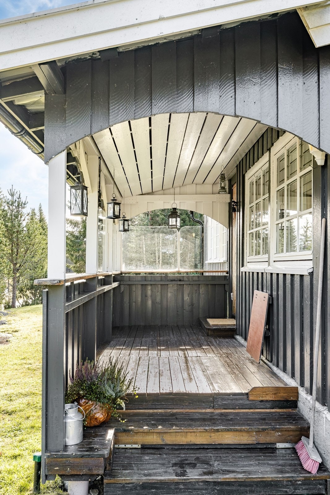 Du ønskes velkomme inn via en hyggelig overbygget terrasse på ca. 8m². Galleribilde