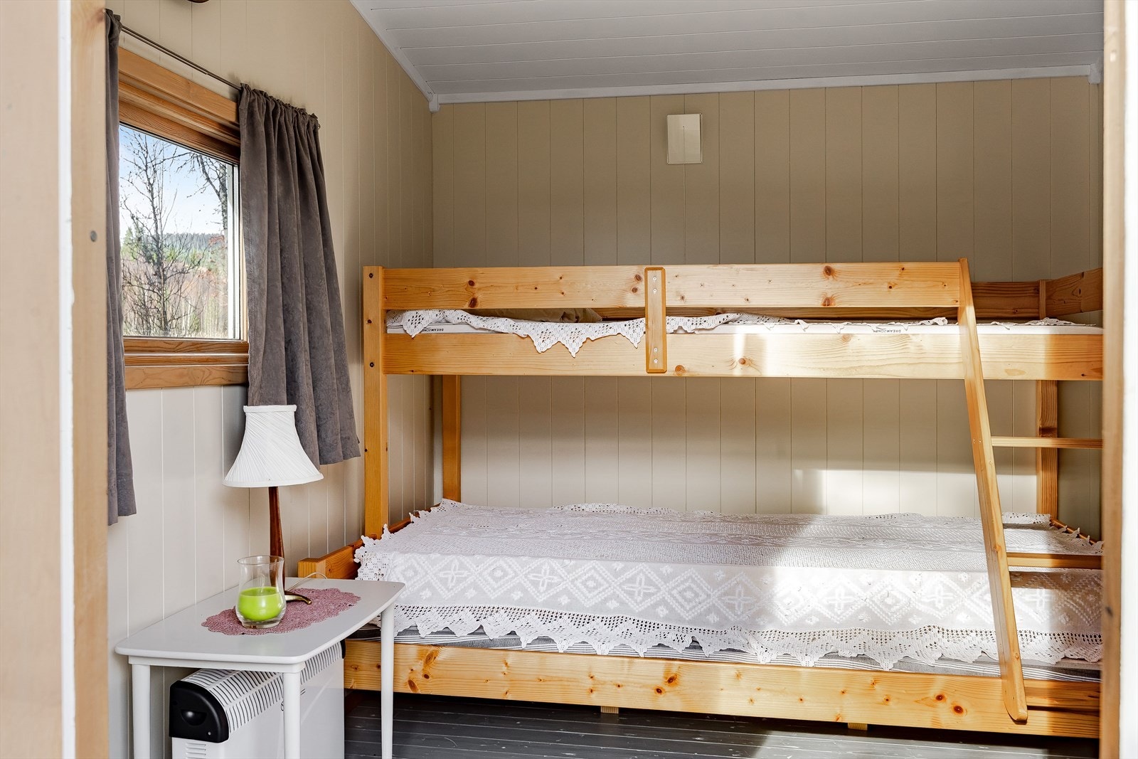 Annekset har et bruksareal på 14m² og er innredet med et soverom med 3 sengeplasser, samt et lagerrom. Galleribilde