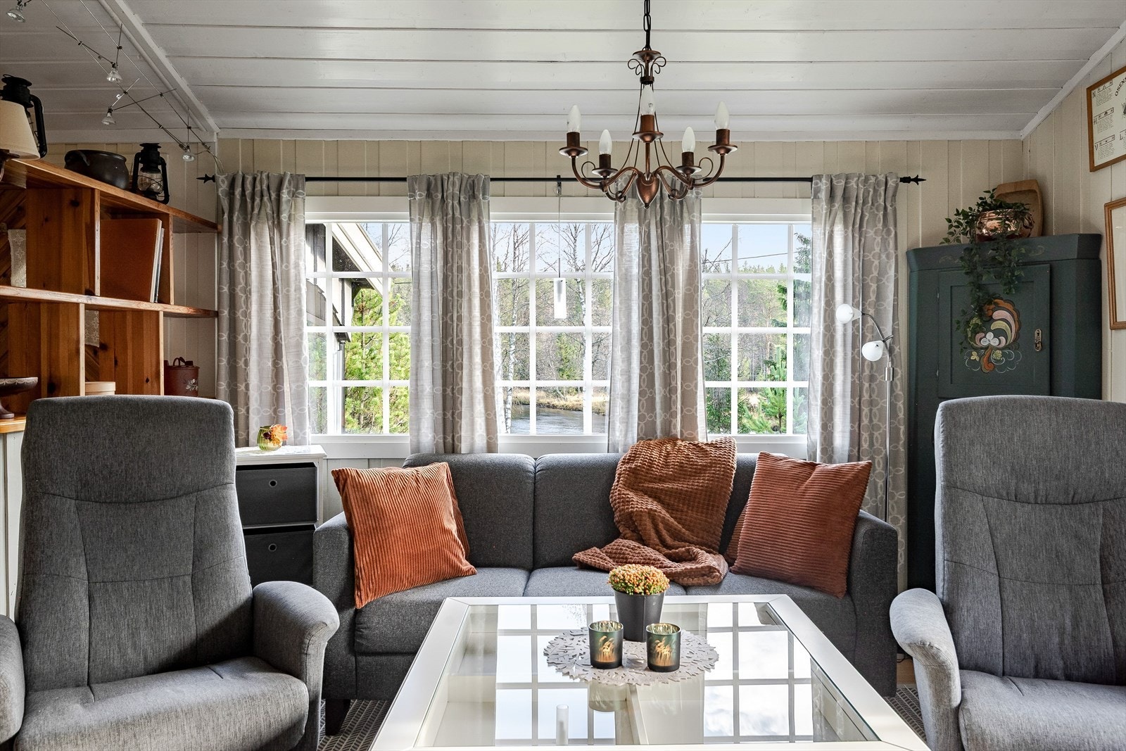 Stuen har sjarmerende vinduer mot to ulike himmelretninger som slipper inn fint lys. Galleribilde