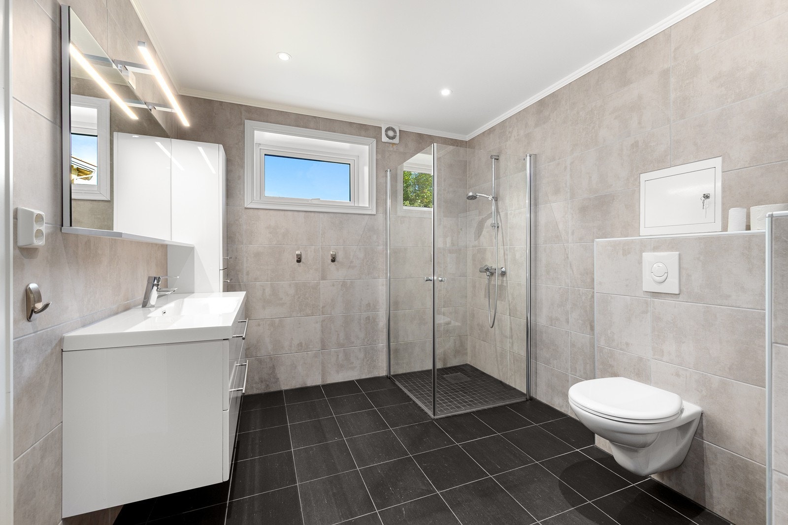 Delikat baderom med fliser og gulvvarme. Galleribilde