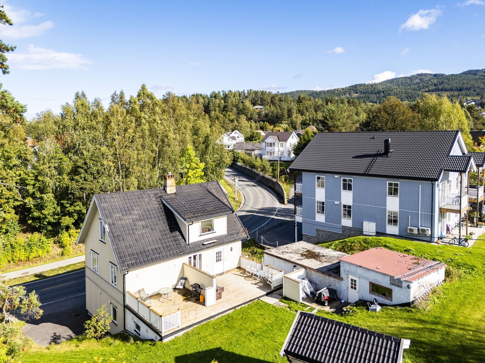 Tomten er seksjonert, hvor boligbygningen og garasjebygningen ligger på felles eiendom, seksjon 1 har tomt mot vest med redskapsskjul, og seksjon 2 har terrasse/platting ved inngangsparti mot syd og resterende del av hagen. Galleribilde