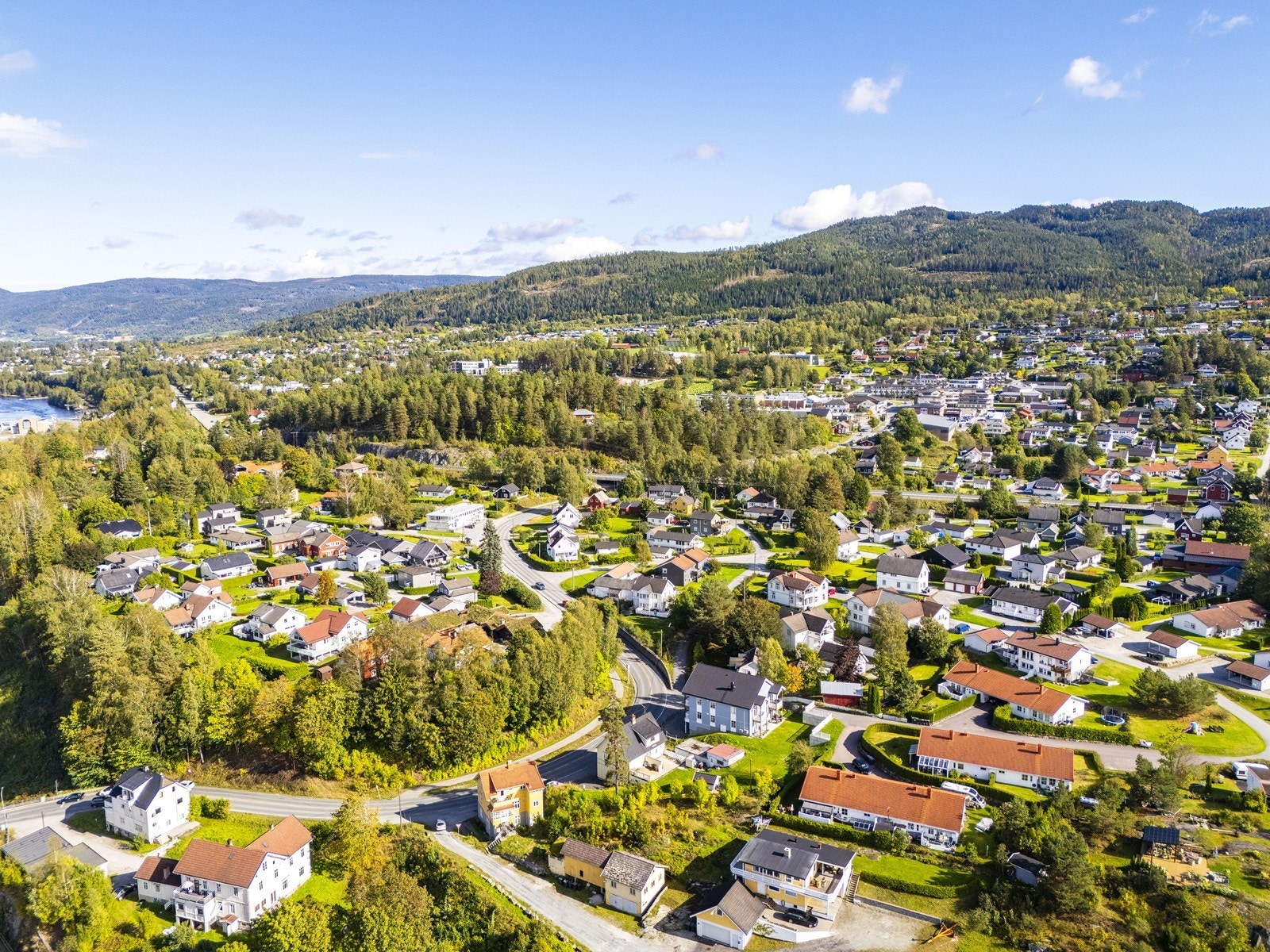 Åmotsenteret huser både dagligvare, apotek, kafé, sportsbutikker, interiør og klær. Galleribilde