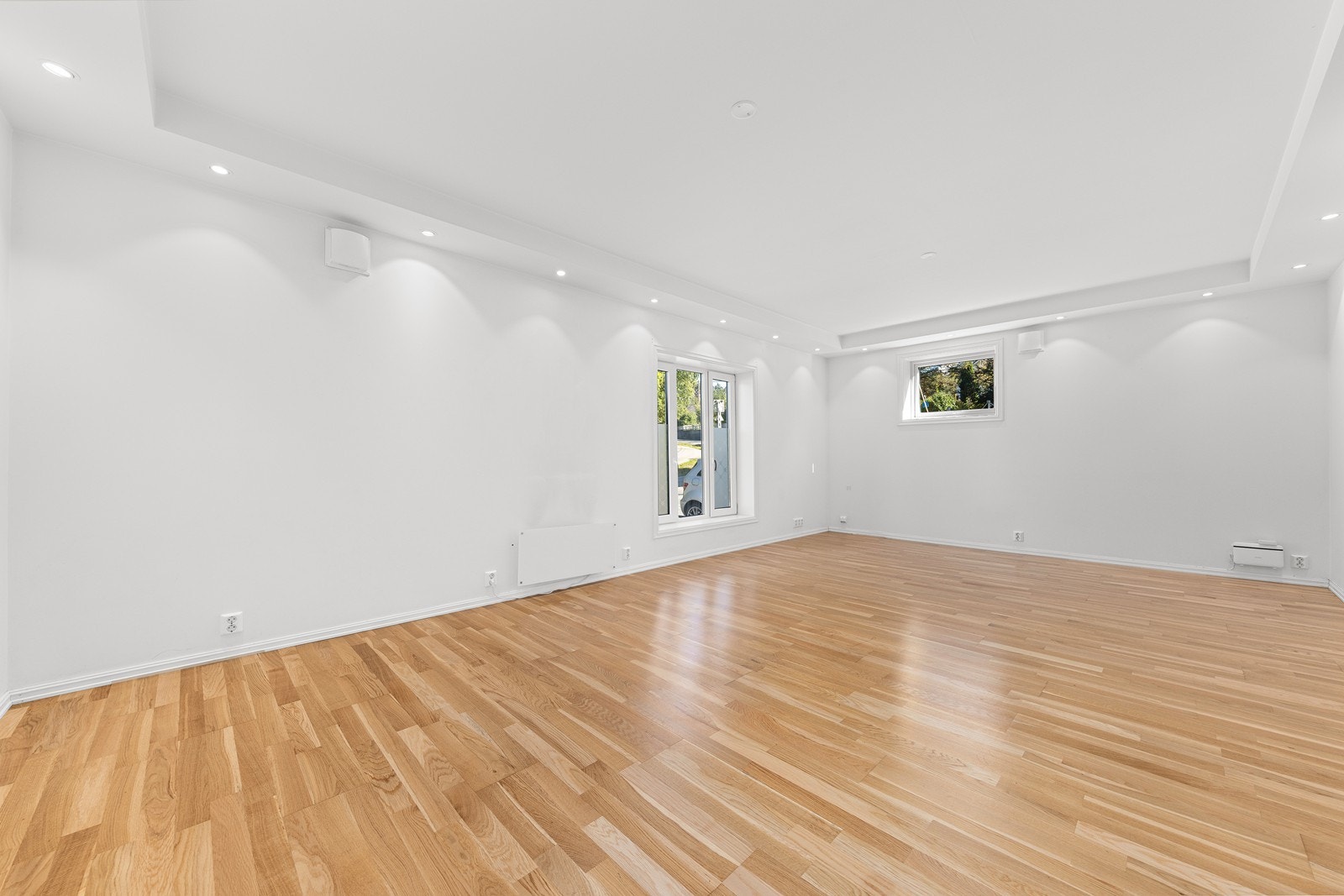 Lys og pen stue med downlights i tak. Galleribilde