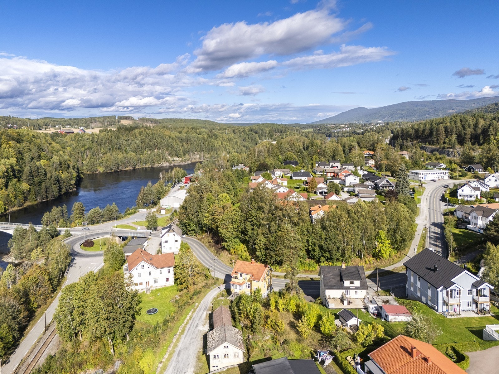 Lilleåsgata 26 har en meget sentral beliggenhet i nærheten av Åmot med svært gode profileringsmuligheter ut mot hovedgata. Galleribilde