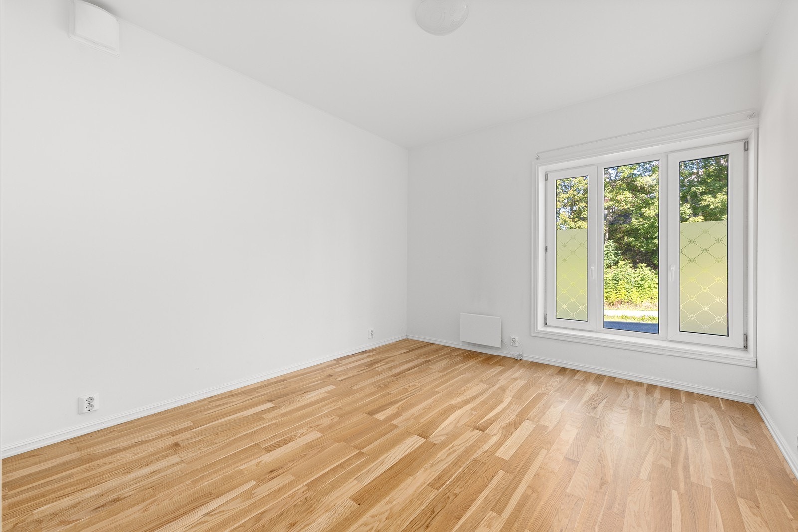 Soverom med god plass til seng og garderobeløsning. Galleribilde