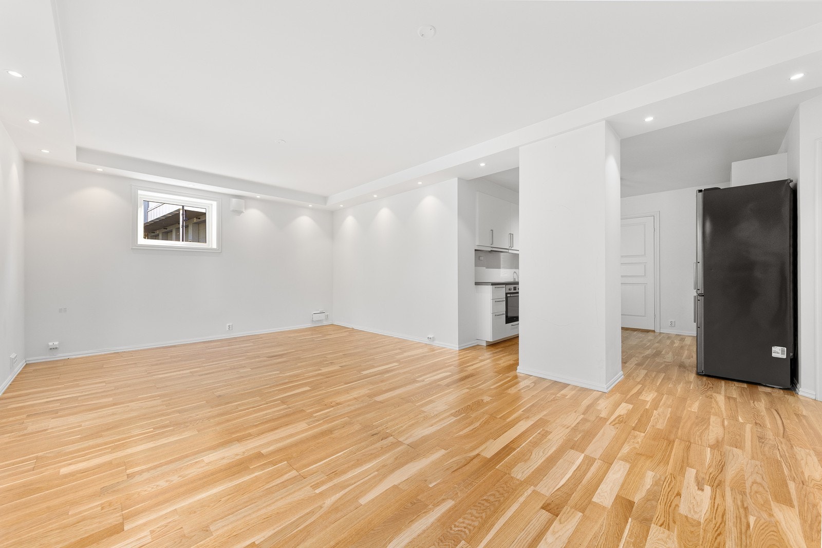 Rommet er romslig og kan møbleres med både sofakrok og spisestue. Galleribilde