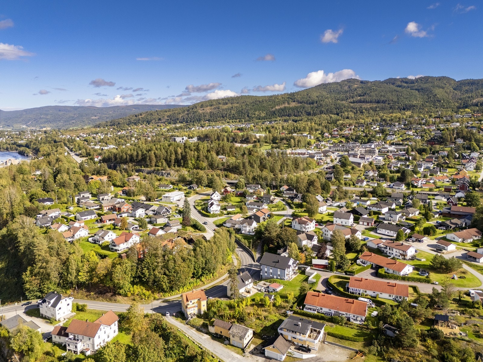 Gangavstand til både Spar, Rema 1000 og Kiwi, samt resten av sentrumsdelen i Åmot som byr på et variert utvalg av servicetilbud. Galleribilde