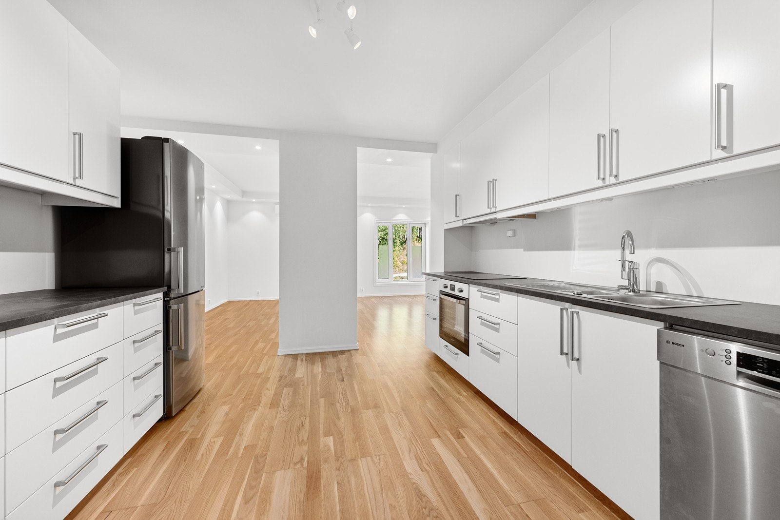 Kjøkkeninnredning inneholder behandlet innredning med integrerte hvitevarer. Laminert benkeplate, med nedfelt oppvaskkum.Integrerte hvitevarer er komfyr, og komfyrtopp. Galleribilde