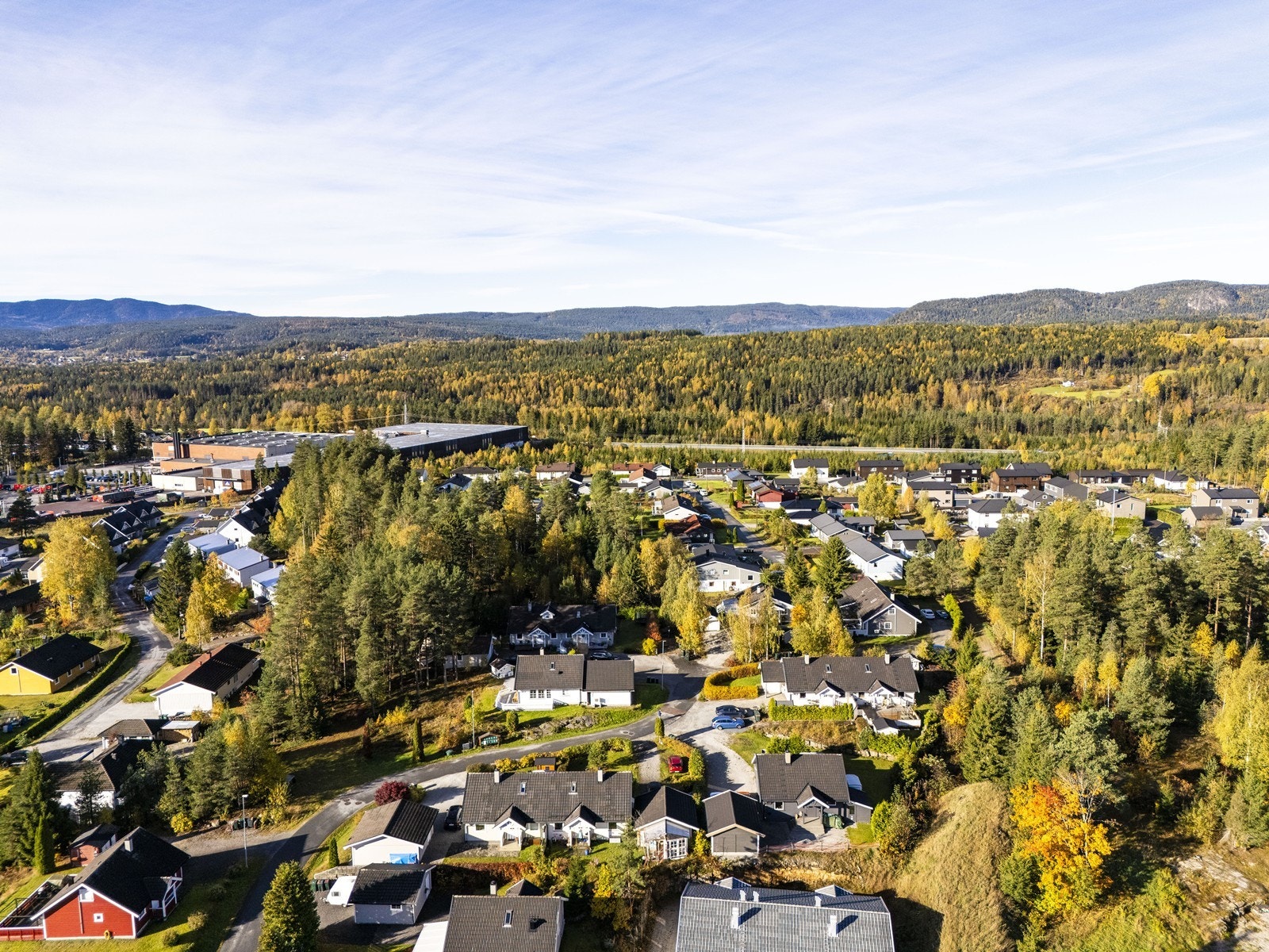 Det er opplyst at naboleilighet i boligen har rett til adkomst over tomta. Galleribilde