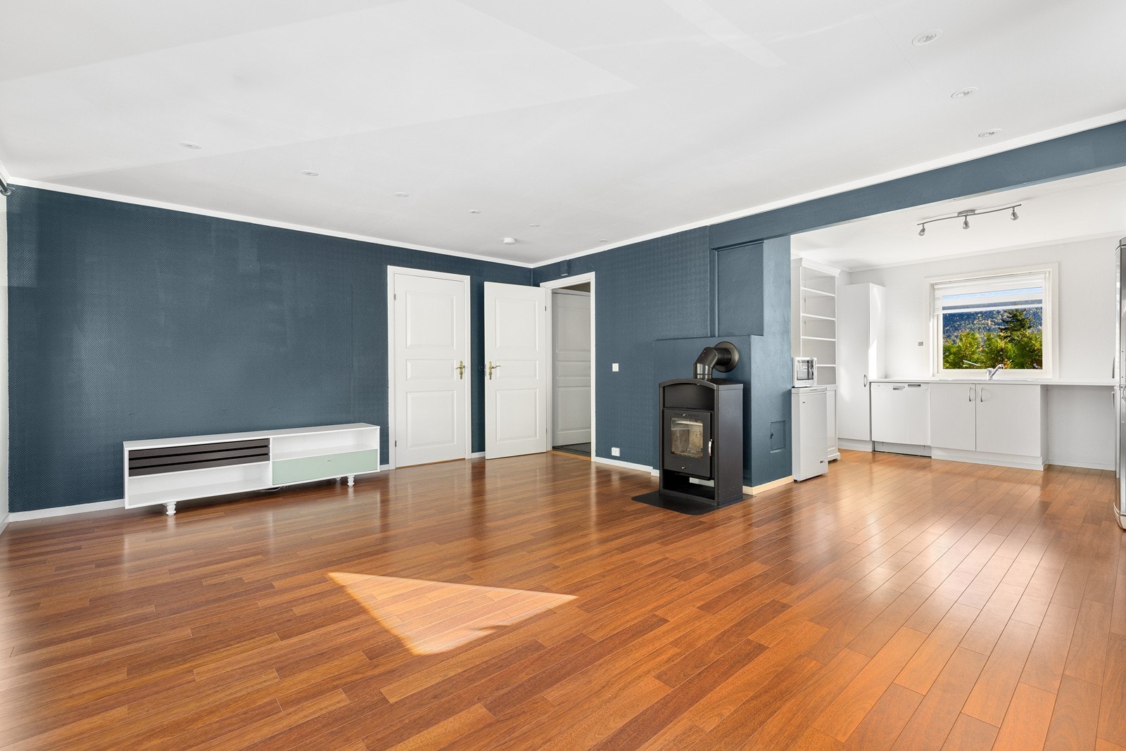 Boligen har en åpen og sosial stue/kjøkkenløsning. Galleribilde