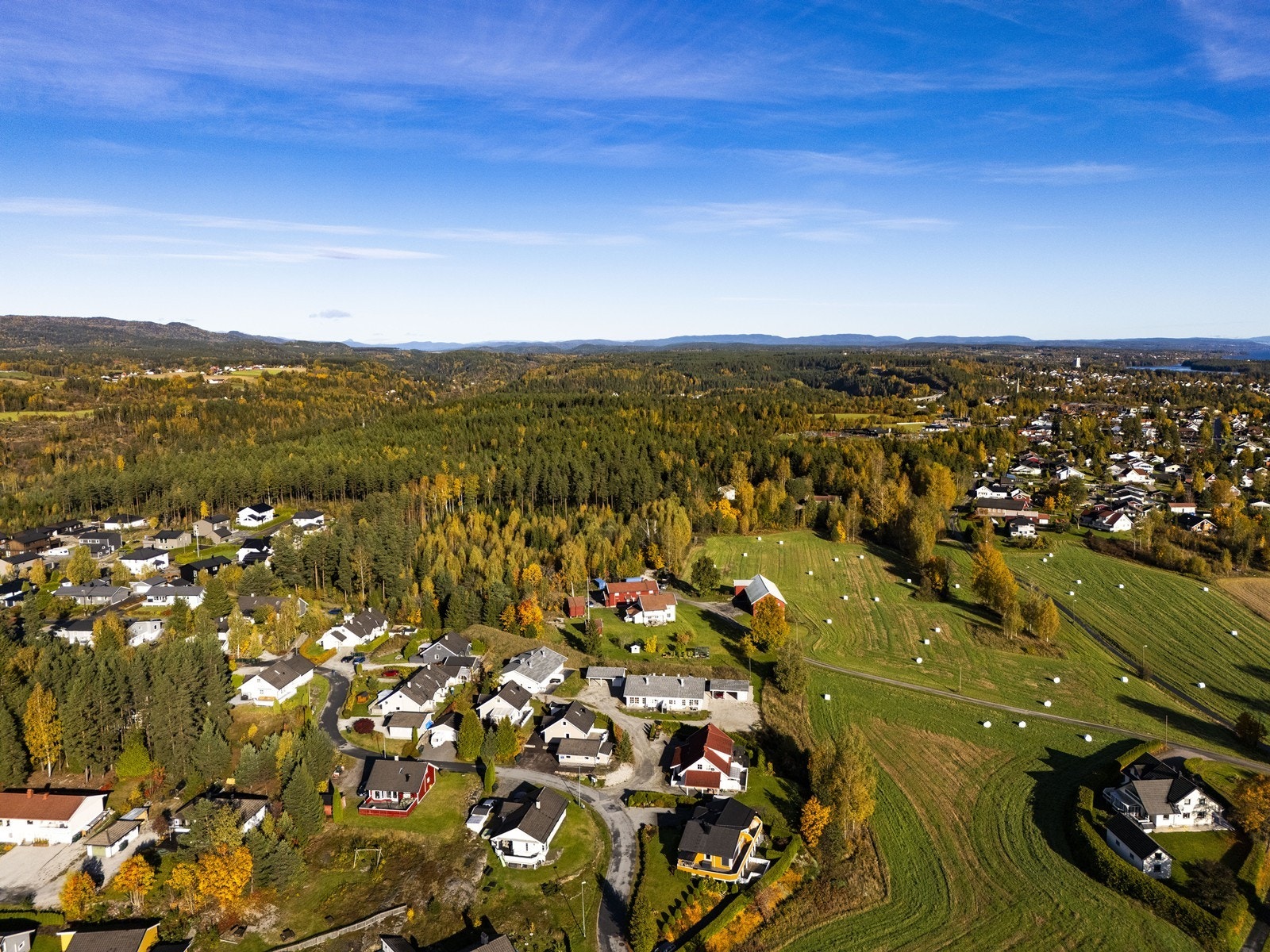 Gangvei til barneskole og ny flott barnehage. Galleribilde