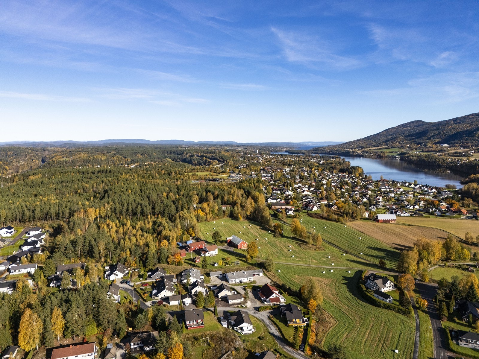 Svært barne- og familievennlig beliggenhet i trivelige omgivelser med friarealer og ballplass i nærområde. Galleribilde