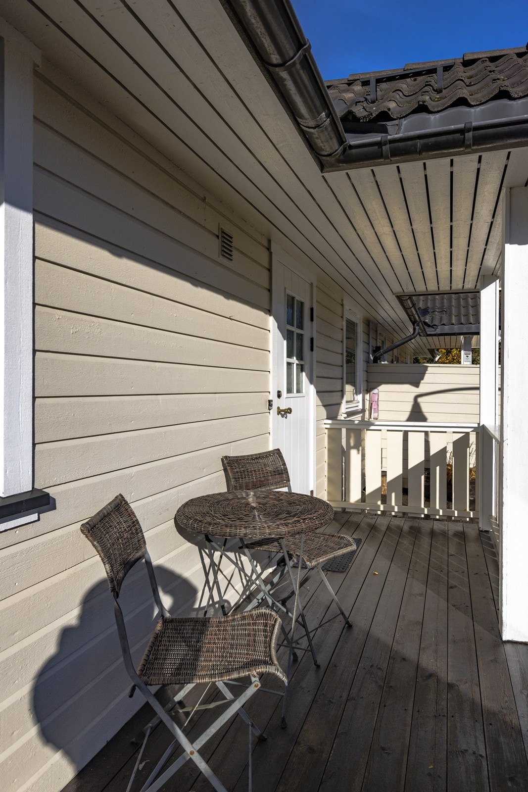 Liten sittegruppe på fremsiden av boligen. Galleribilde