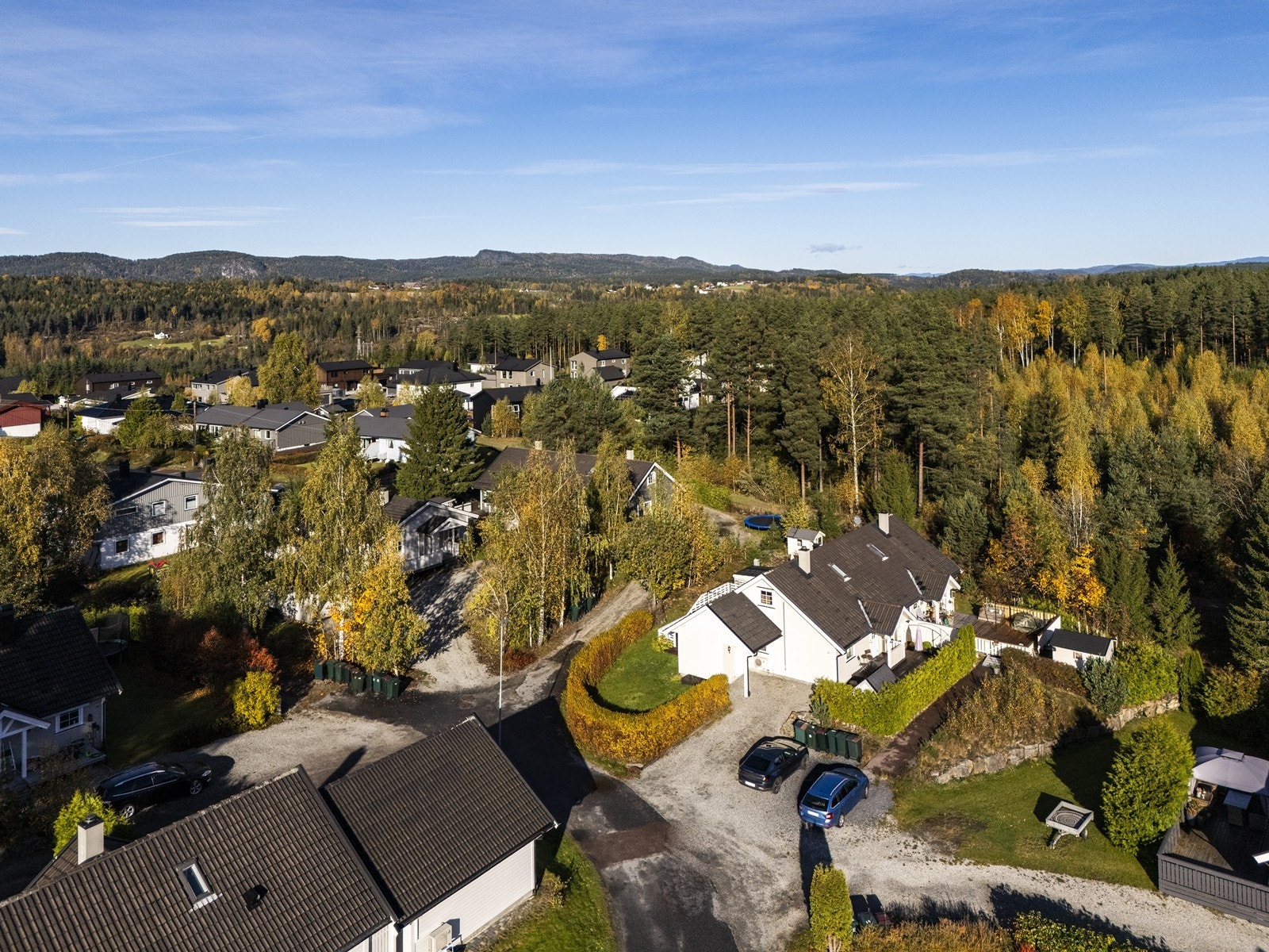 Eiendommen er pent beliggende i etablerte og familievennlige boligområde mellom Geithus og Åmot. Galleribilde