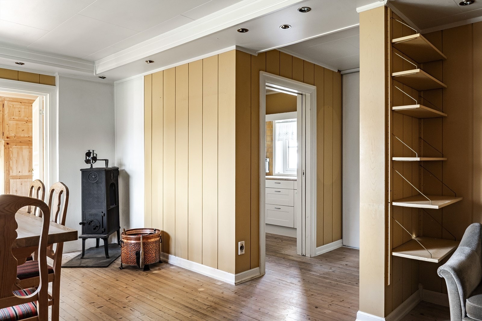 Kjøkkenet ligger i et eget rom i naturlig tilknytning til stuen. Galleribilde