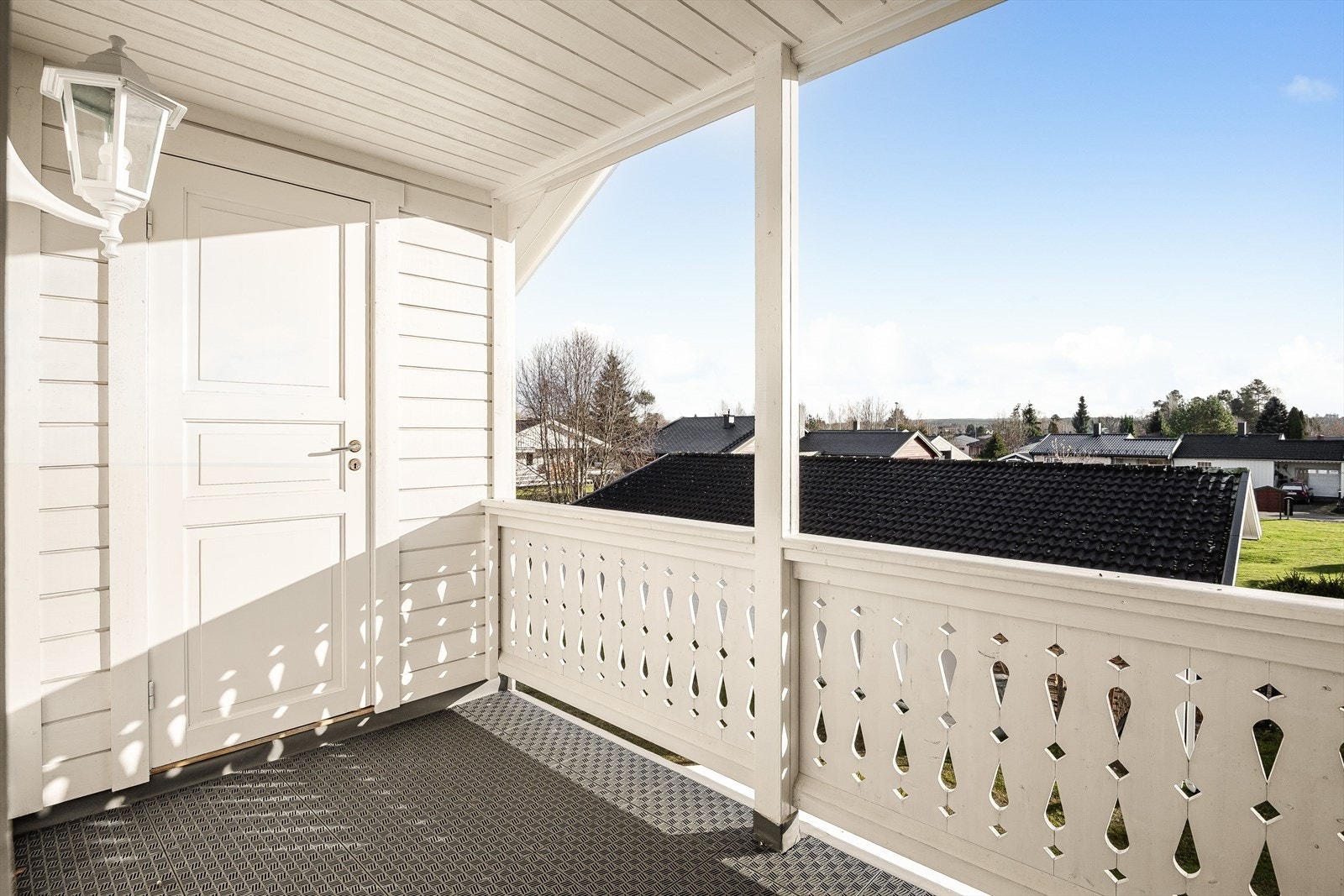 Overbygget balkong på ca. 5m² mot sydøst. Balkongen har plastfliser på gulv og adkomst til boder i begge ender. Galleribilde