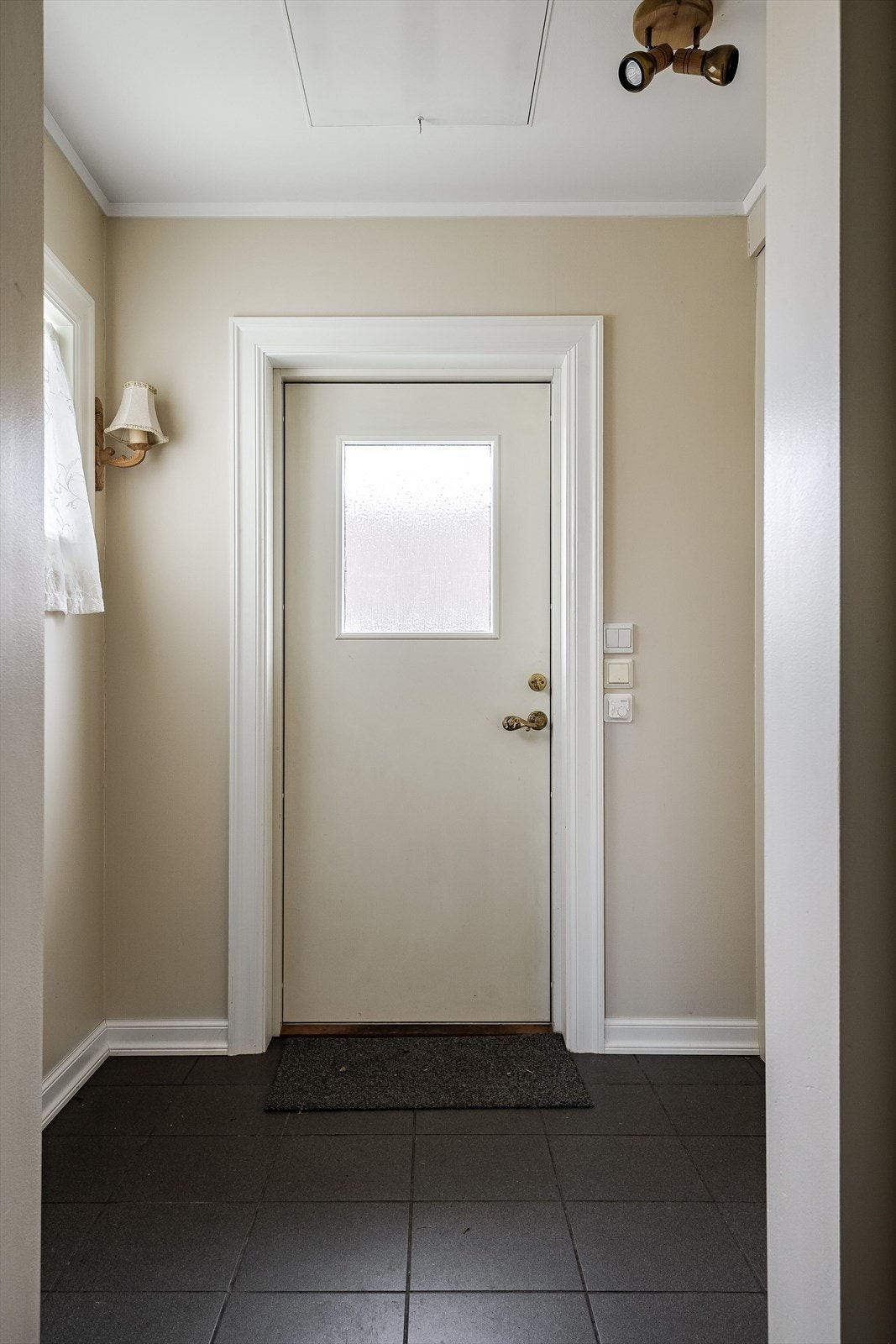 Du ønskes velkommen inn i en flislagt entré med gulvvarme. Takluke og stige opp til uinnredet loftsrom med gulvareal på ca. 9m². Galleribilde