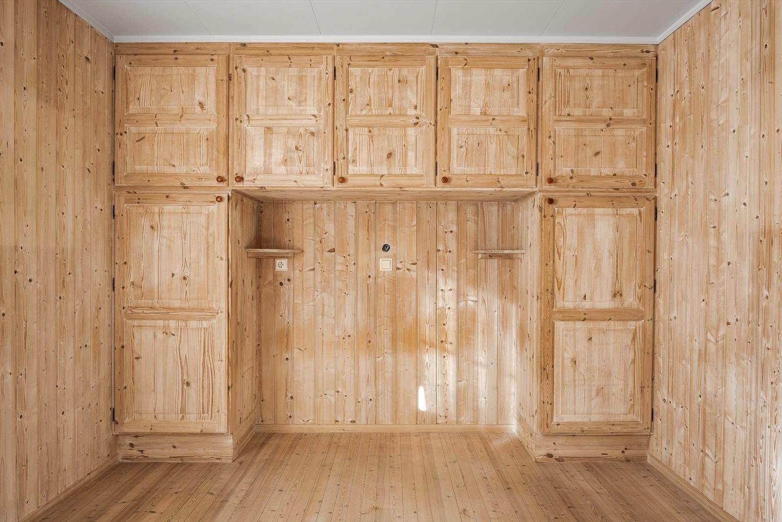 God oppbevaringsplass i plassbygde garderobeskap og naturlig plass til dobbeltseng. Galleribilde