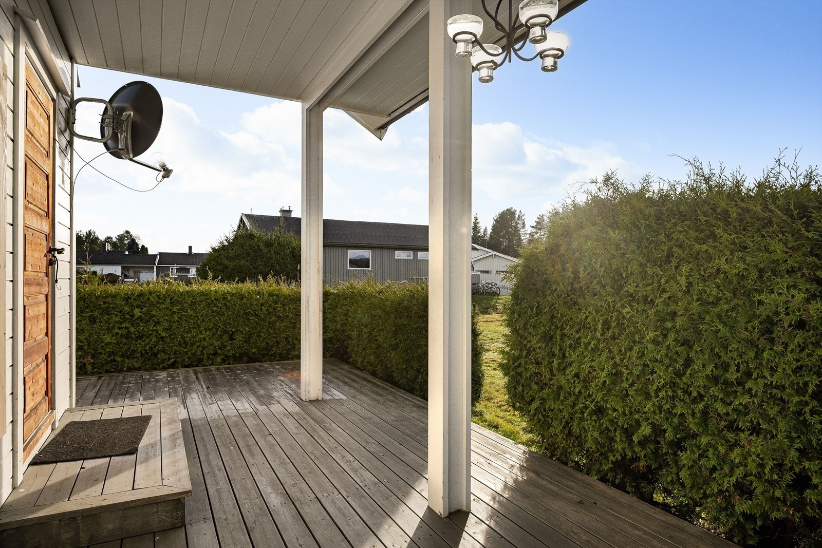 Terrassen som ble bygget i ca. 2005 er delvis overbygget og har terrassebord på gulv. Galleribilde