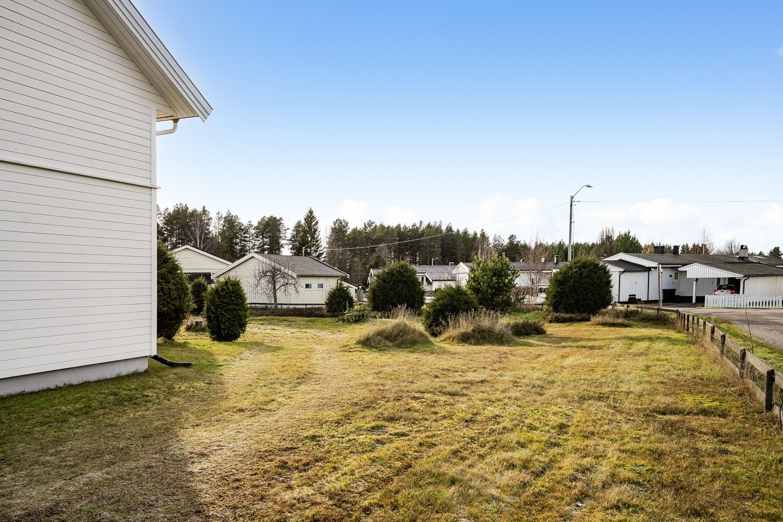 Iht. kommunedelplanen kan det oppføres frittliggende småhus med inntil 2 boenheter per eiendom. Med frittliggende småhusbebyggelse menes ene- og tomannsboliger. Bebygd areal (% BYA) skal ikke overstige 30 %, inkludert areal til parkering. Galleribilde