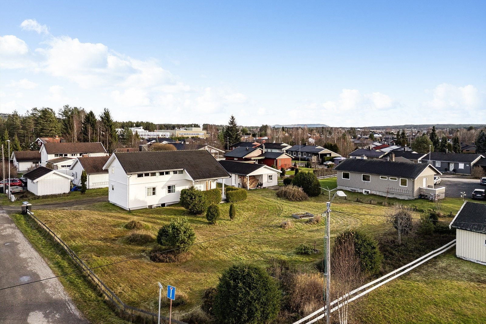 Eiendommen består av 2 tomter hvorav gnr. 25, bnr. 695 er en ubebygd boligtomt på ca. 963,1m². Iht. kommunedelplanen kan det oppføres frittliggende småhus med inntil 2 boenheter per eiendom. Med frittliggende småhusbebyggelse menes ene- og tomannsboliger. Galleribilde