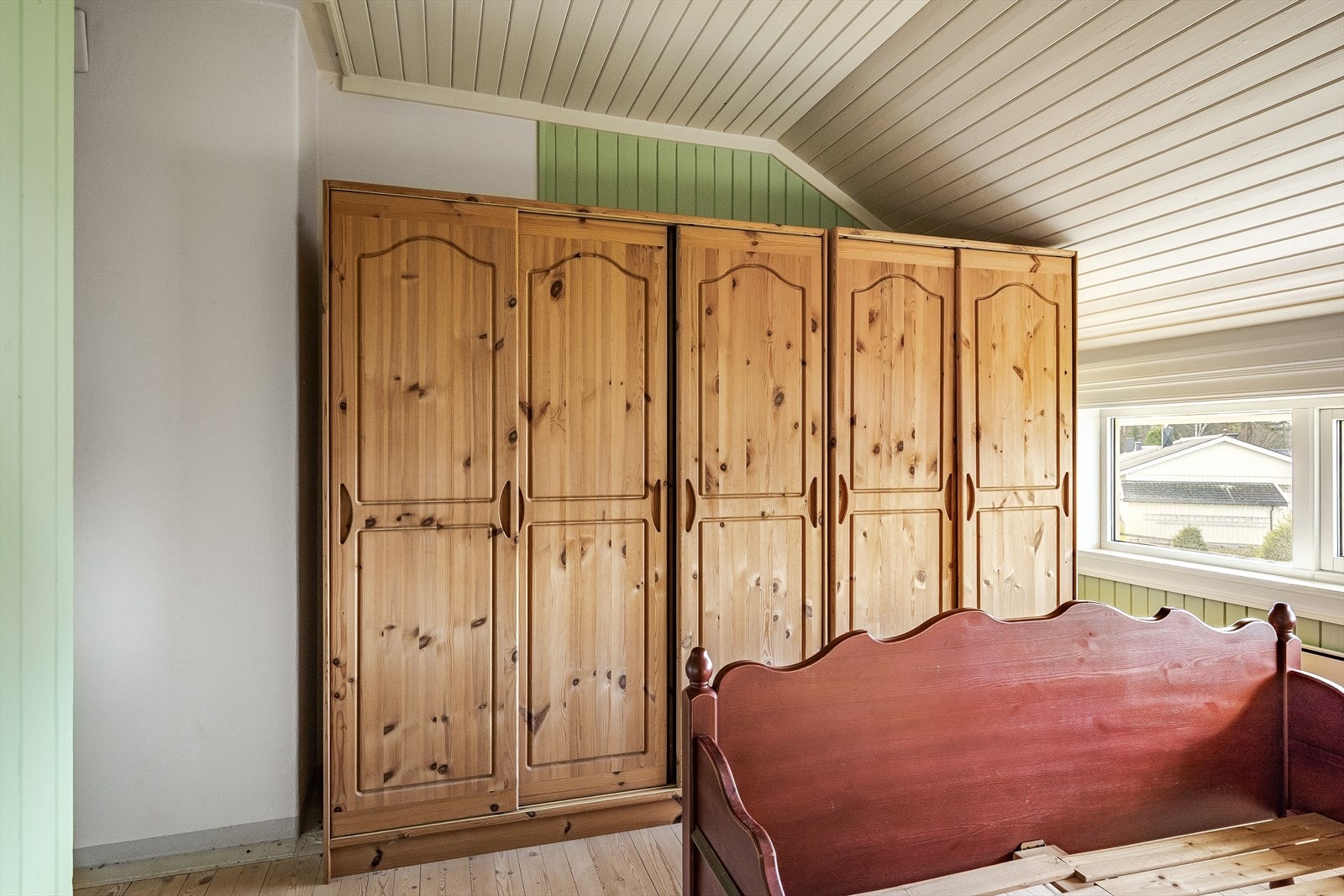 Det er også god oppbevaringsplass i skyvedørsgarderober. Galleribilde