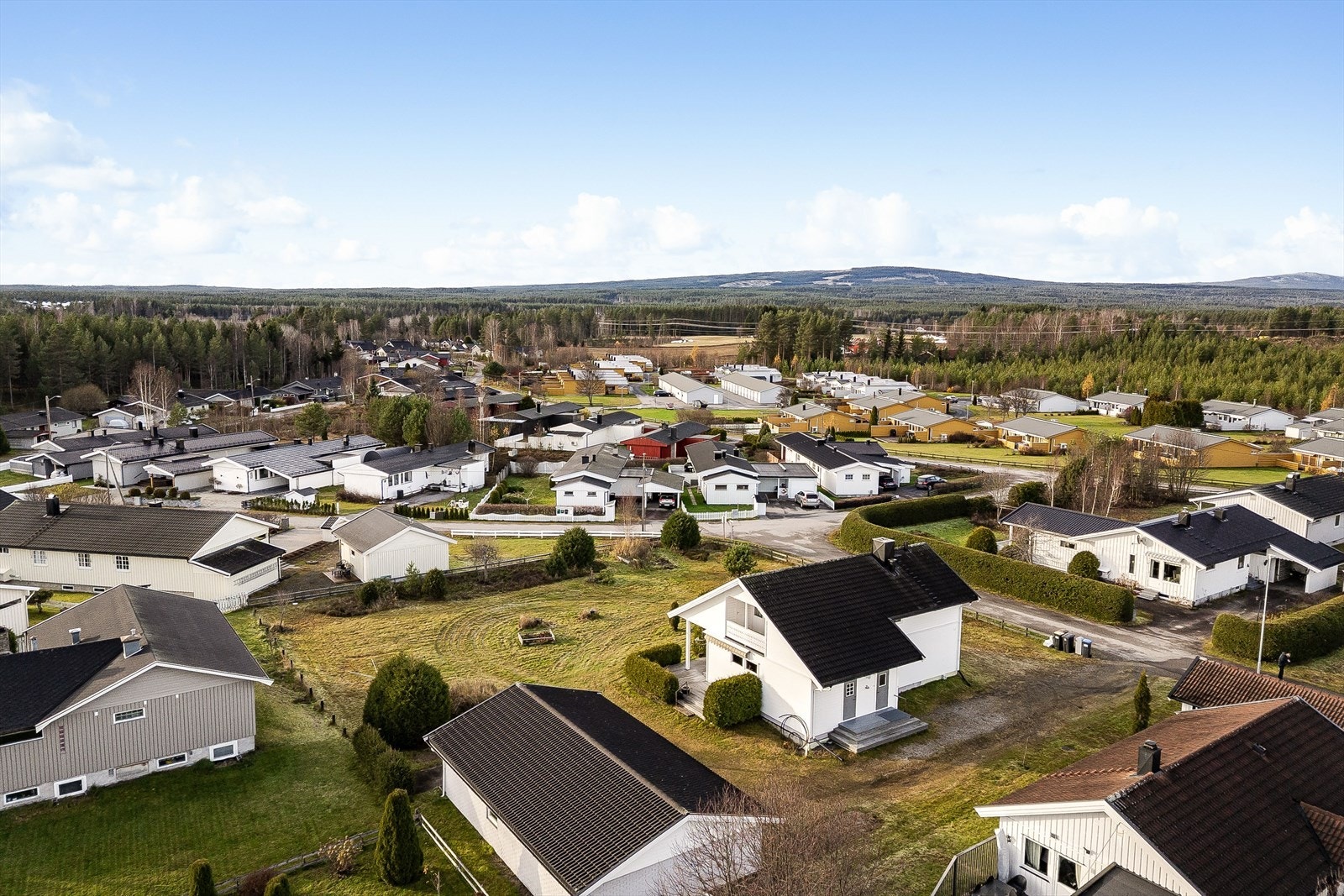 Eiendommen har en fin beliggenhet i et populært og familievennlig område på Søbakken. I kort gangavstand unna hjemmet finner du Glomma med bade- og fiskemuligheter, samt barnehage, barneskole og dagligvarebutikk. Ca. 2,6 km til Elverum sentrum. Galleribilde